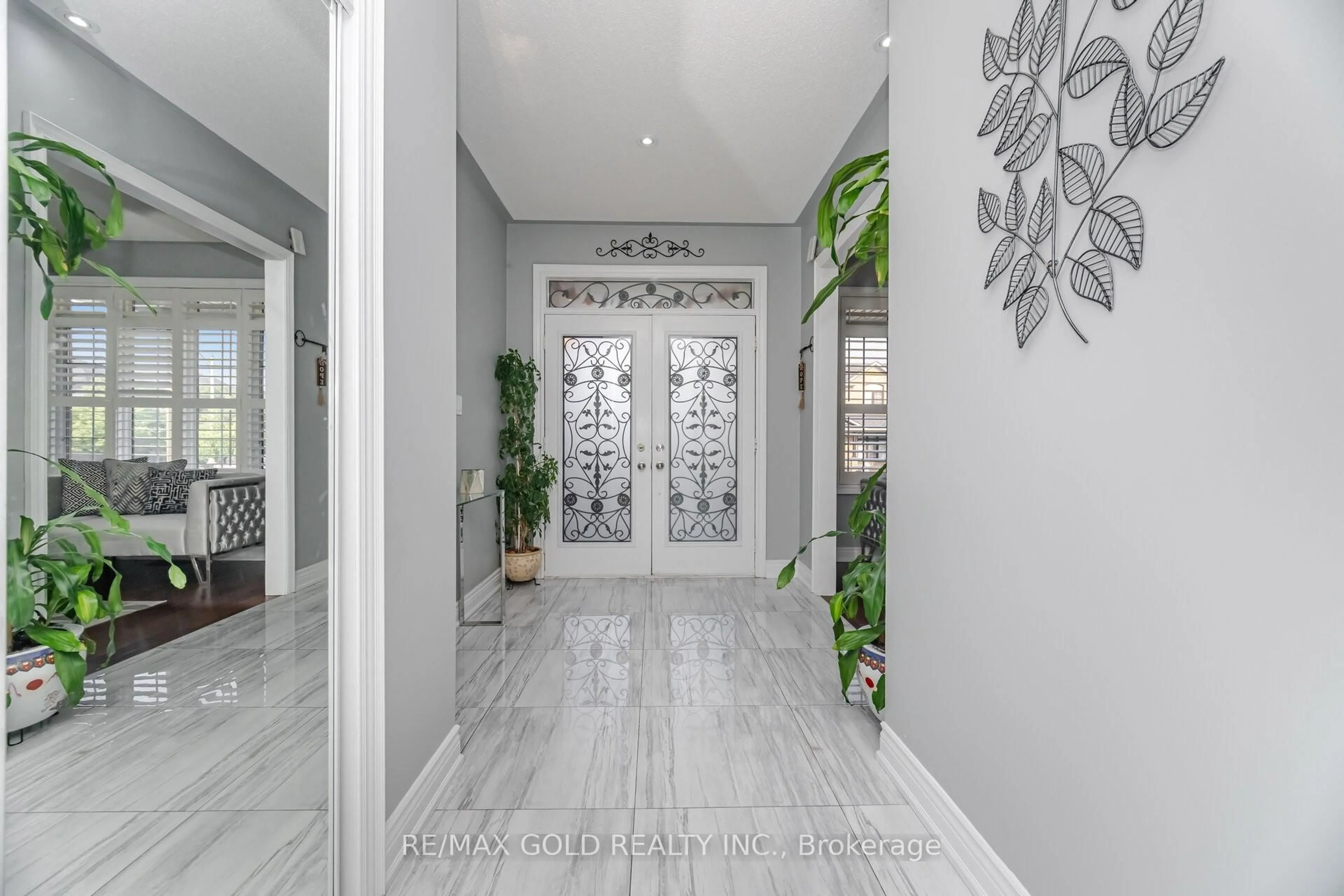 Indoor entryway for 32 Lynnvalley Cres, Brampton Ontario L6P 2E1
