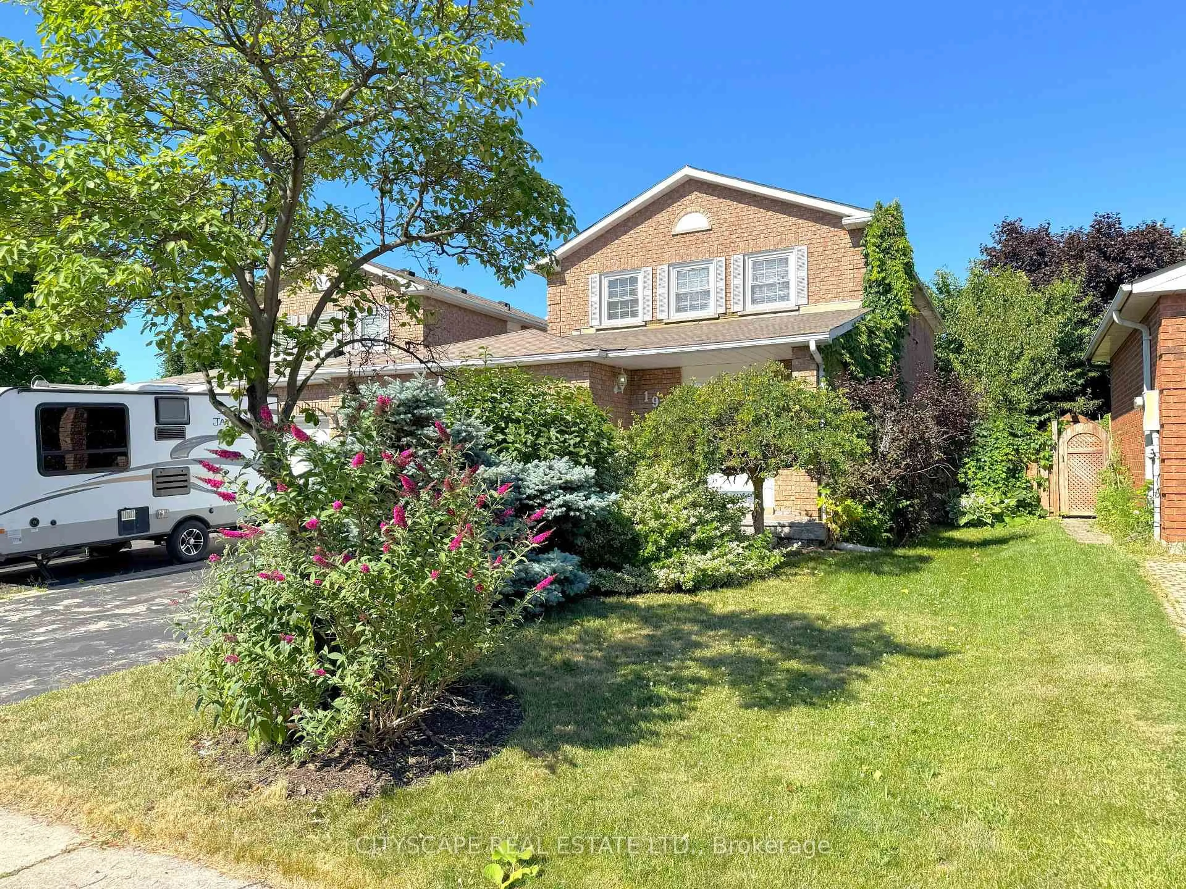 A pic from outside/outdoor area/front of a property/back of a property/a pic from drone, street for 191 Genesee Dr, Oakville Ontario L6H 5Y7