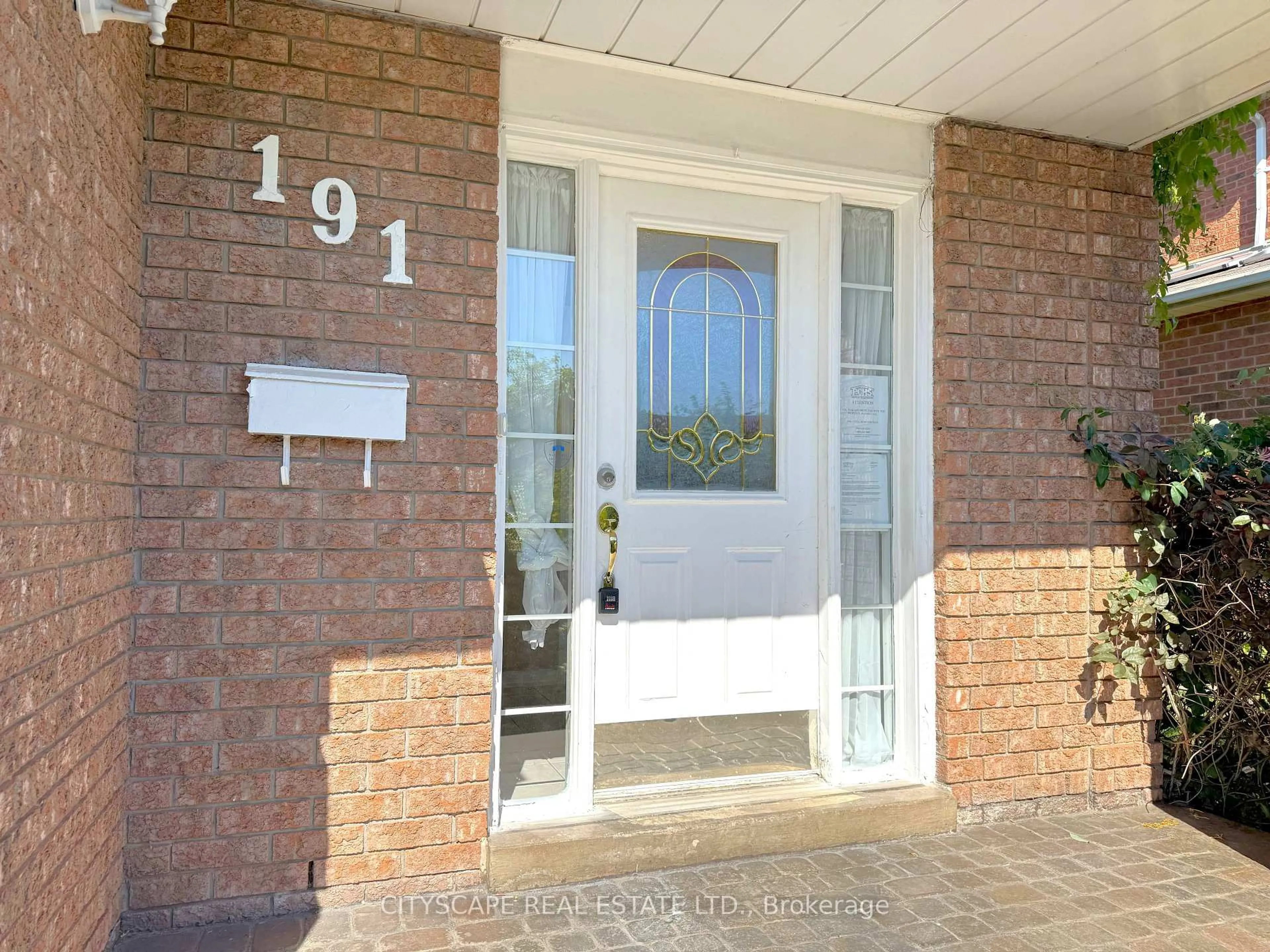 Indoor entryway for 191 Genesee Dr, Oakville Ontario L6H 5Y7