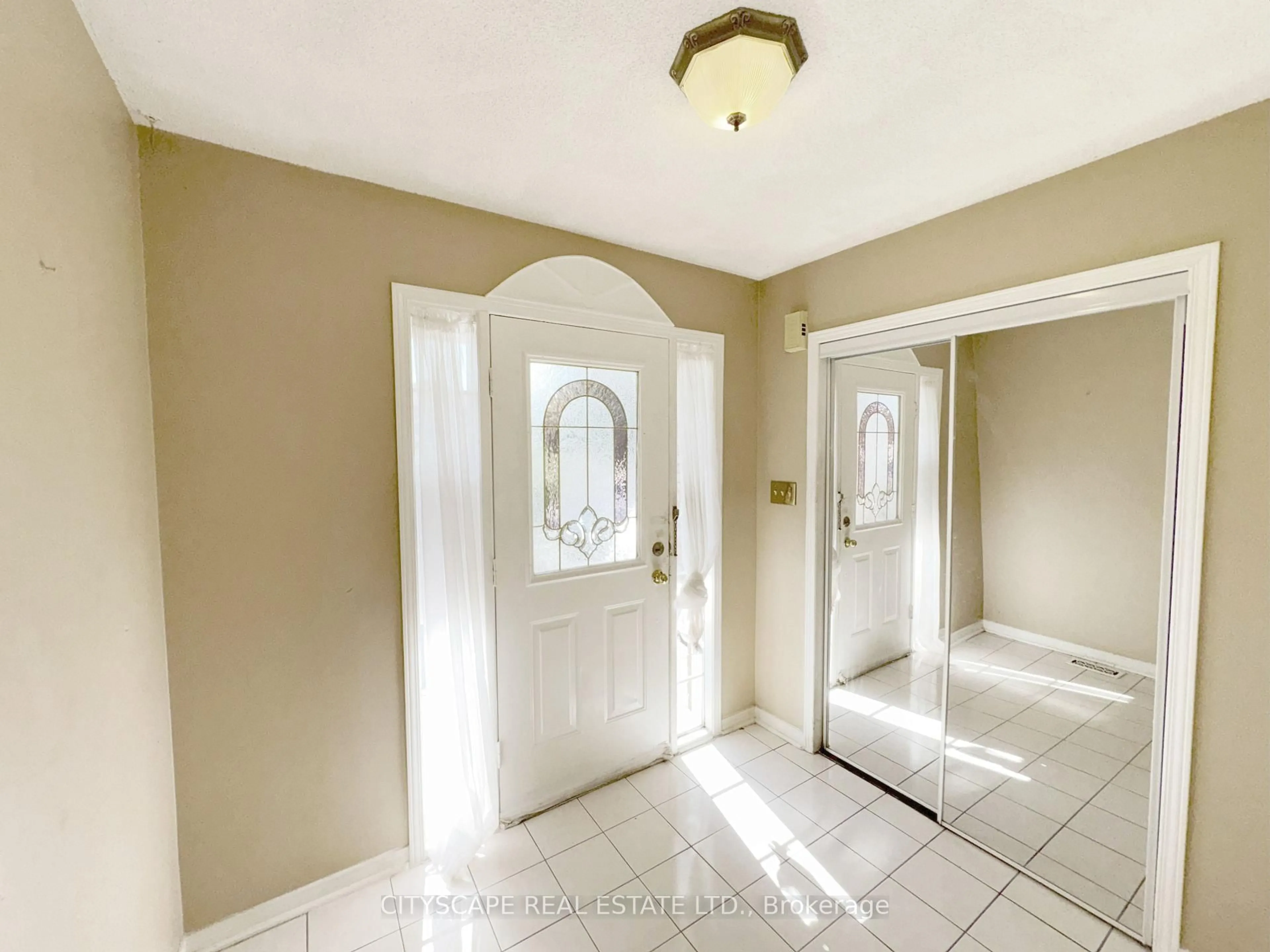 Indoor entryway for 191 Genesee Dr, Oakville Ontario L6H 5Y7