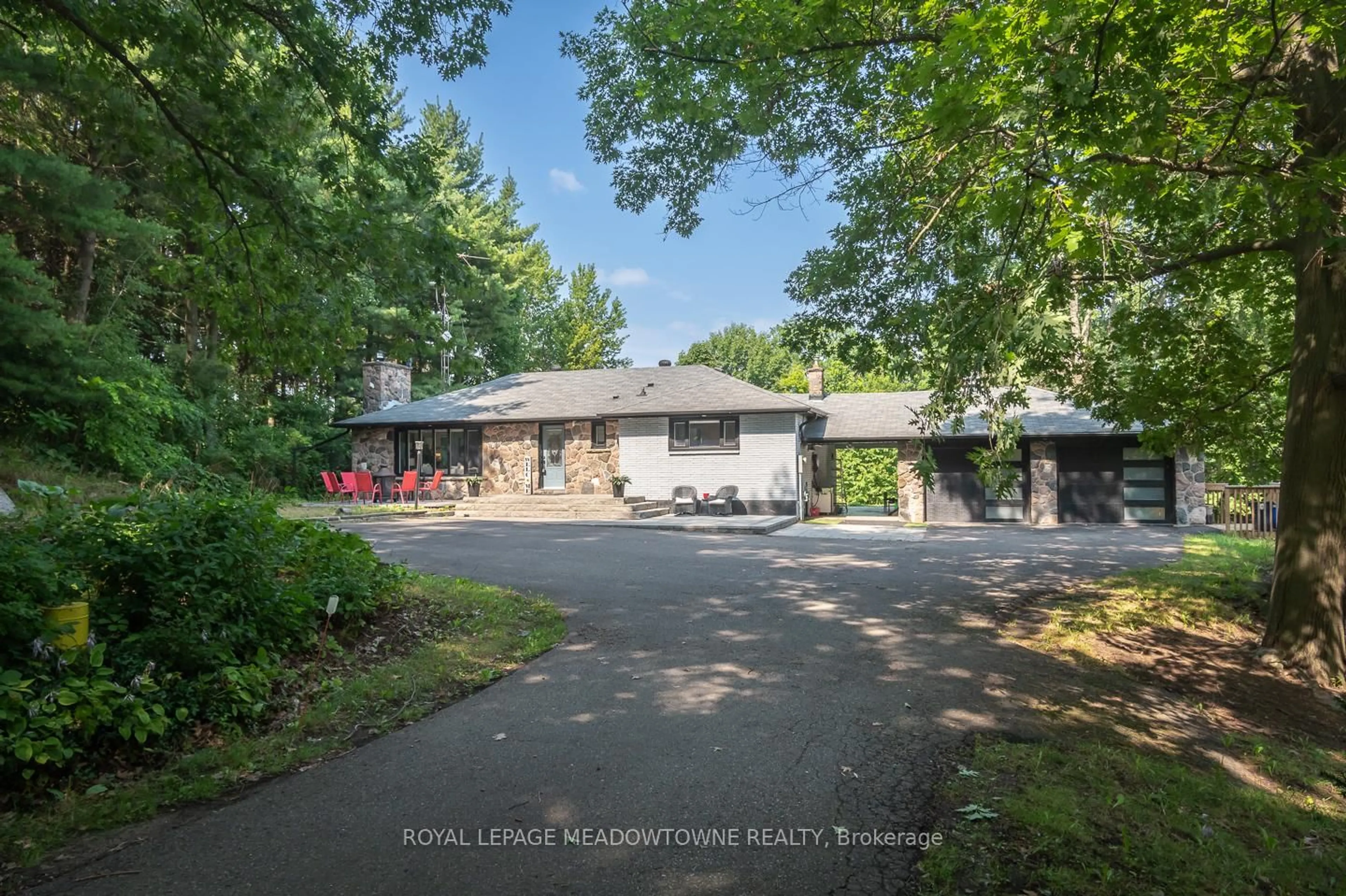A pic from outside/outdoor area/front of a property/back of a property/a pic from drone, building for 10805 Fourth Line, Halton Hills Ontario L9T 2X9