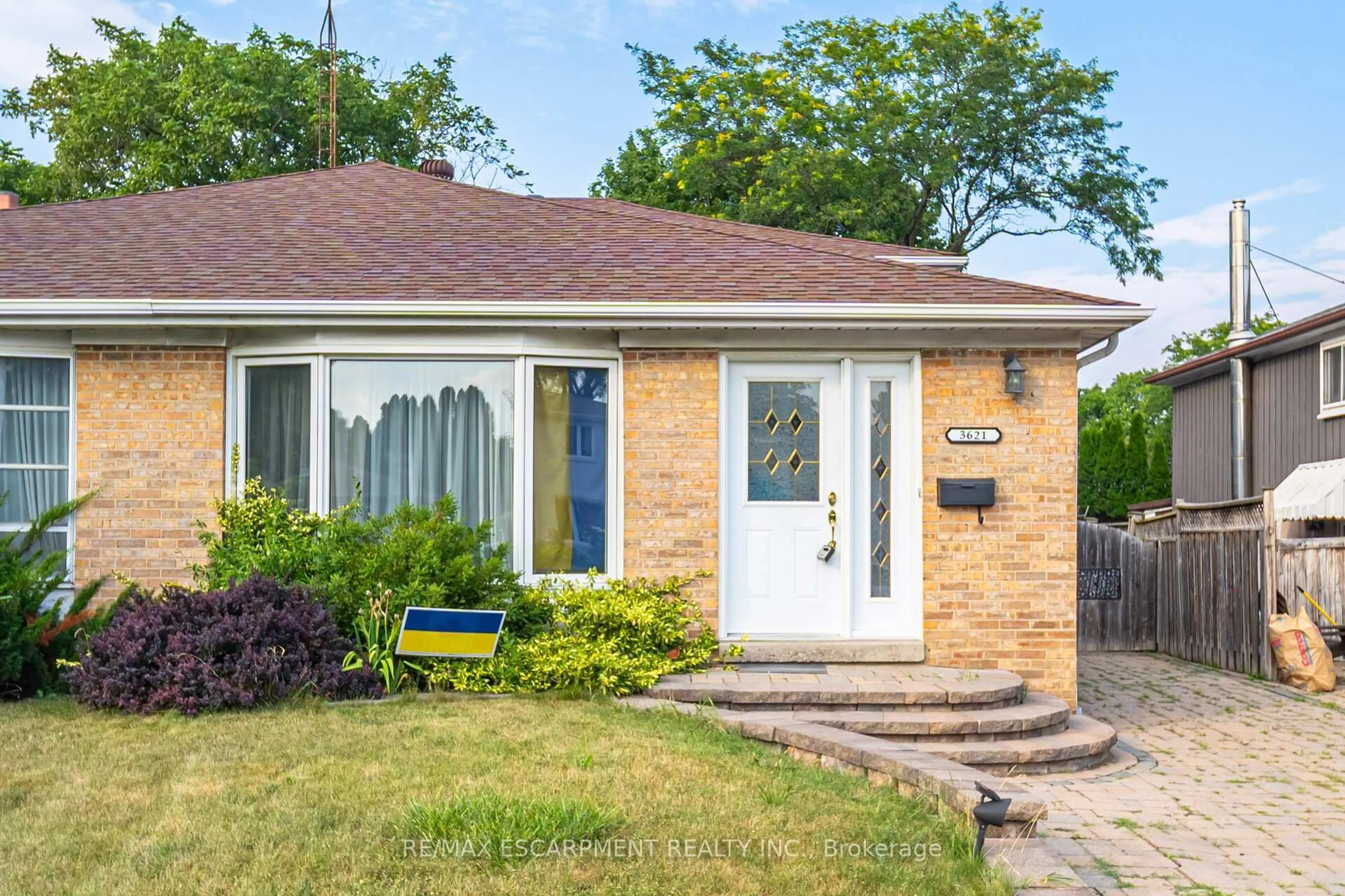 Home with brick exterior material, street for 3621 CHIPLOW Rd, Mississauga Ontario L4X 2R1