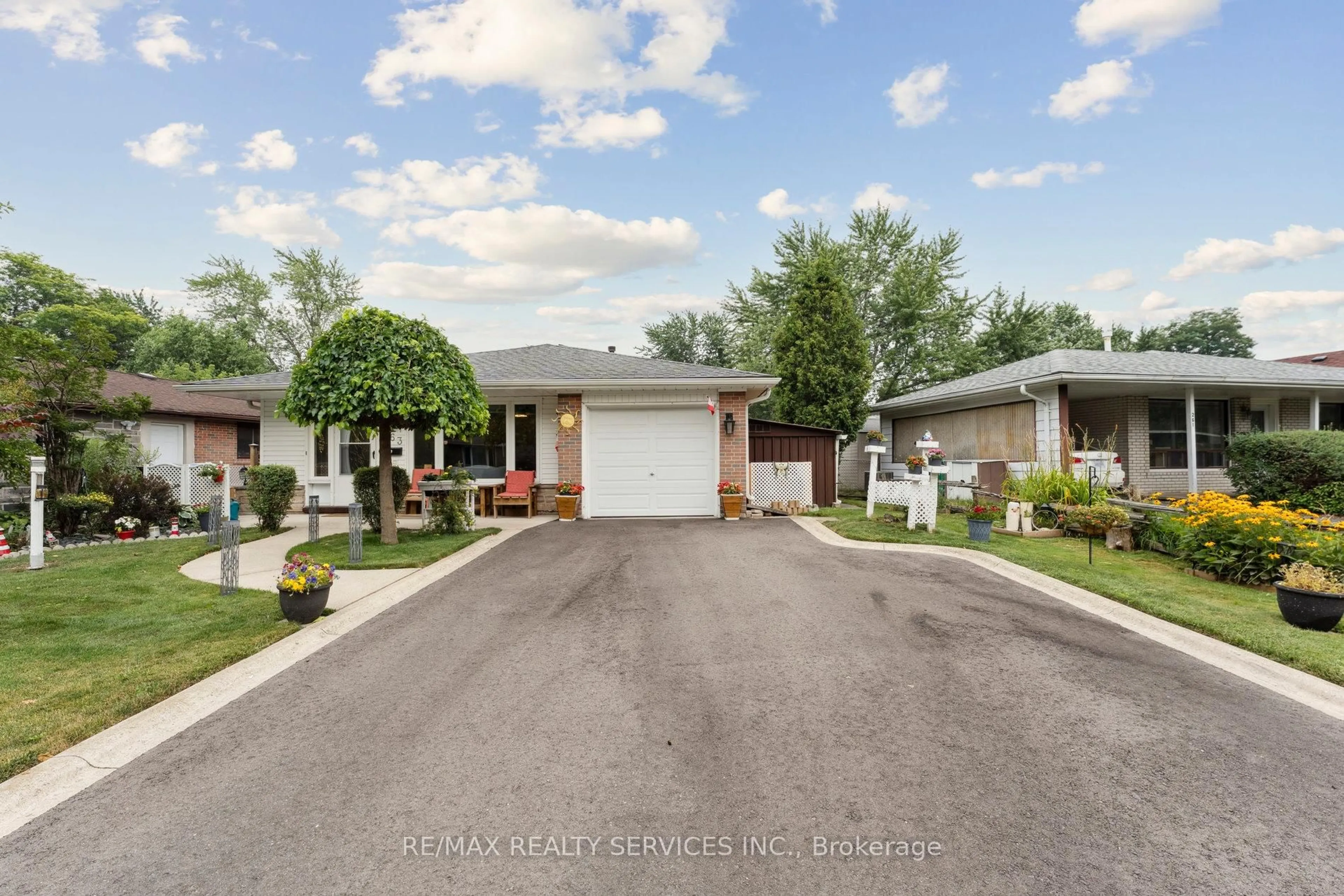 A pic from outside/outdoor area/front of a property/back of a property/a pic from drone, street for 263 Bartley Bull Pkwy, Brampton Ontario L6W 2L2