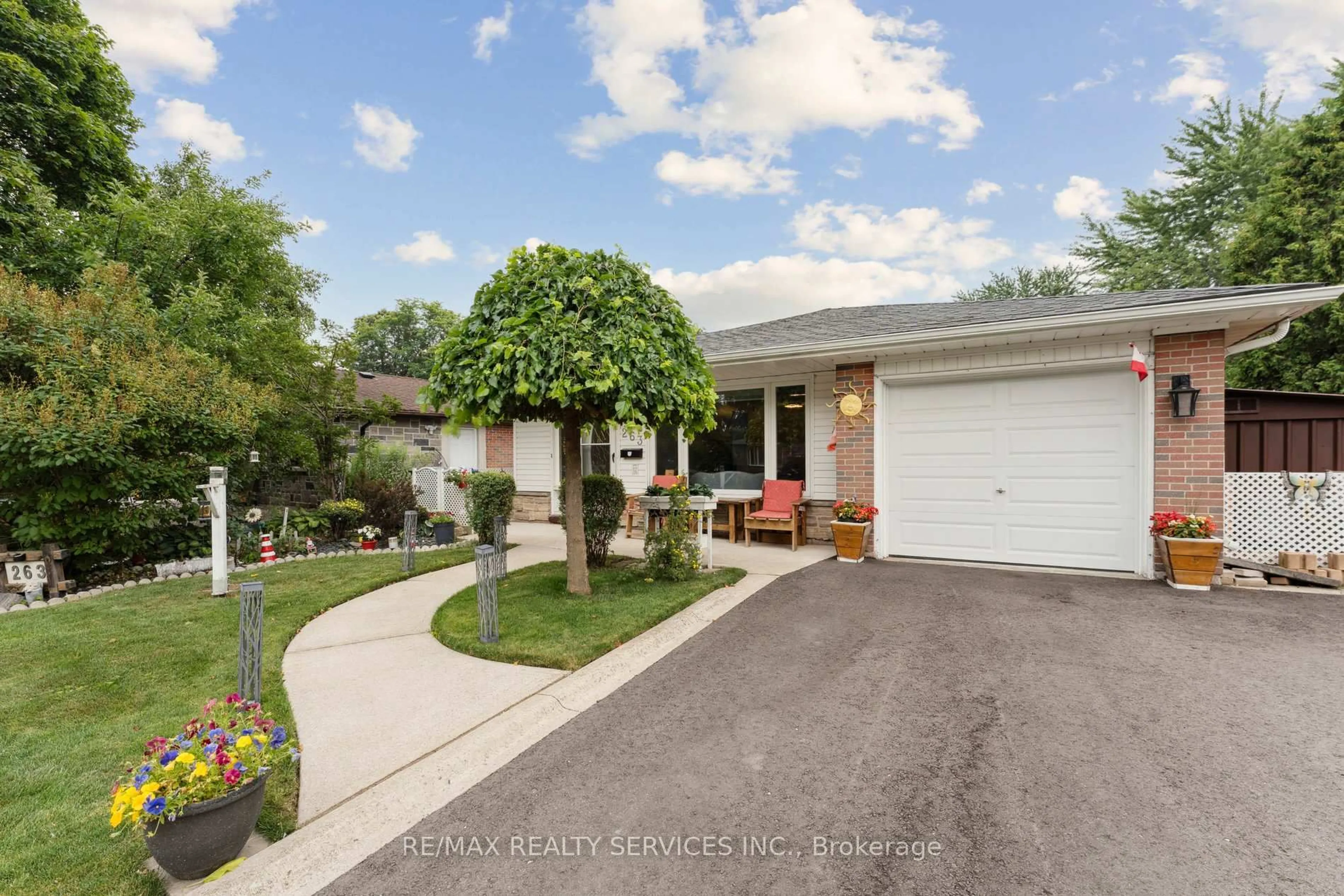 A pic from outside/outdoor area/front of a property/back of a property/a pic from drone, street for 263 Bartley Bull Pkwy, Brampton Ontario L6W 2L2
