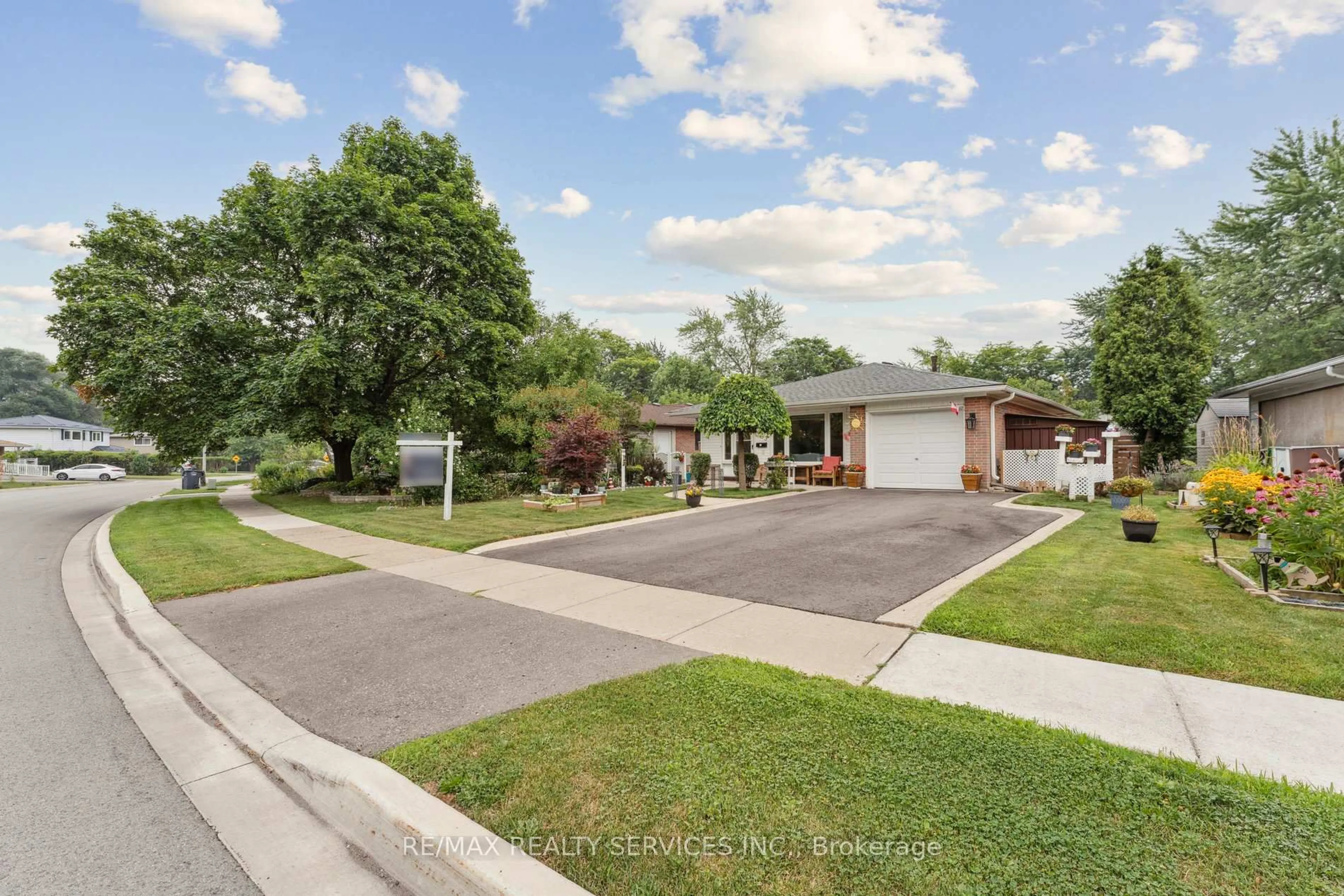 A pic from outside/outdoor area/front of a property/back of a property/a pic from drone, street for 263 Bartley Bull Pkwy, Brampton Ontario L6W 2L2