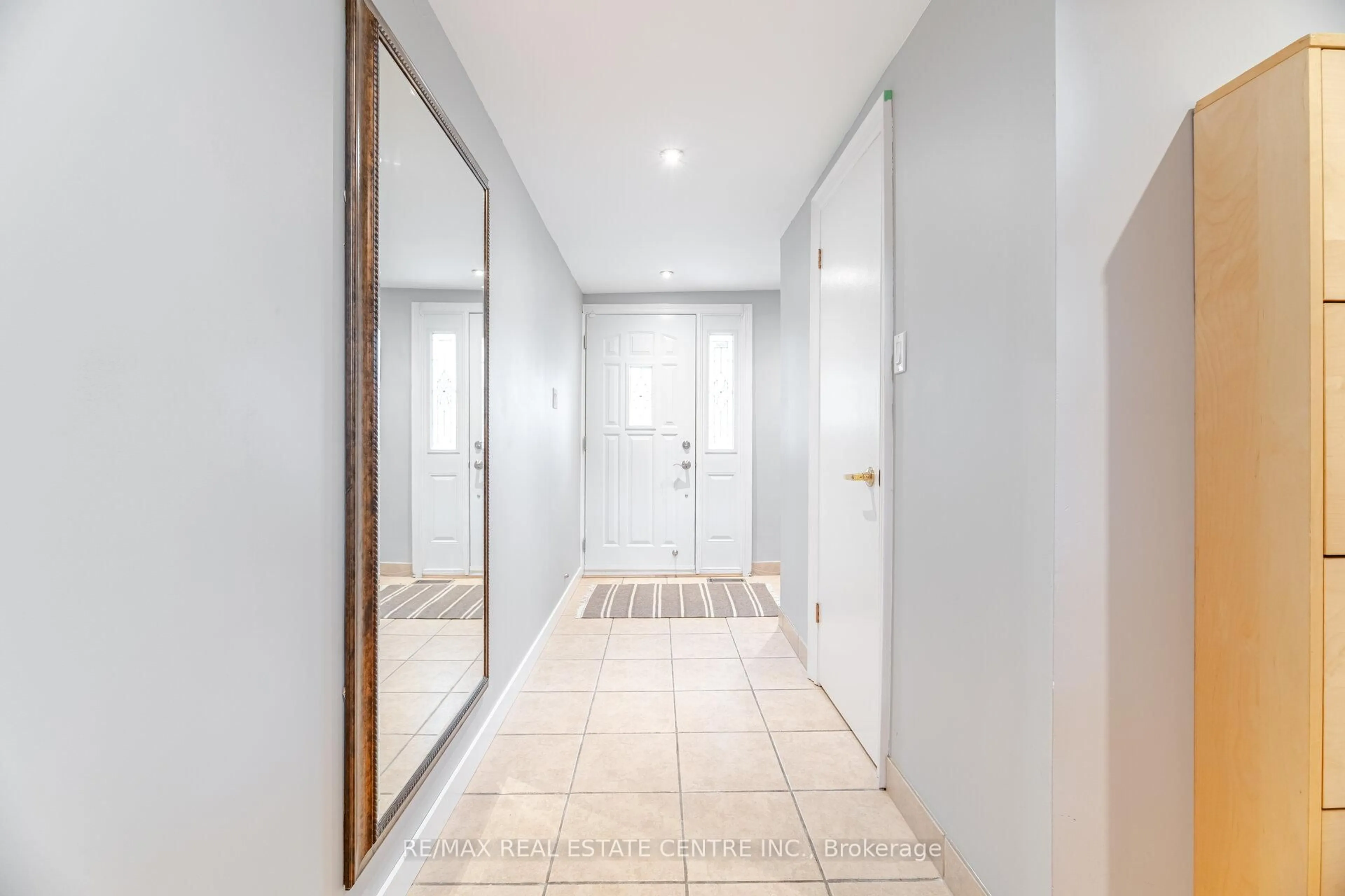 Indoor entryway for 4230 Fieldgate Dr #27, Mississauga Ontario L4W 2M5