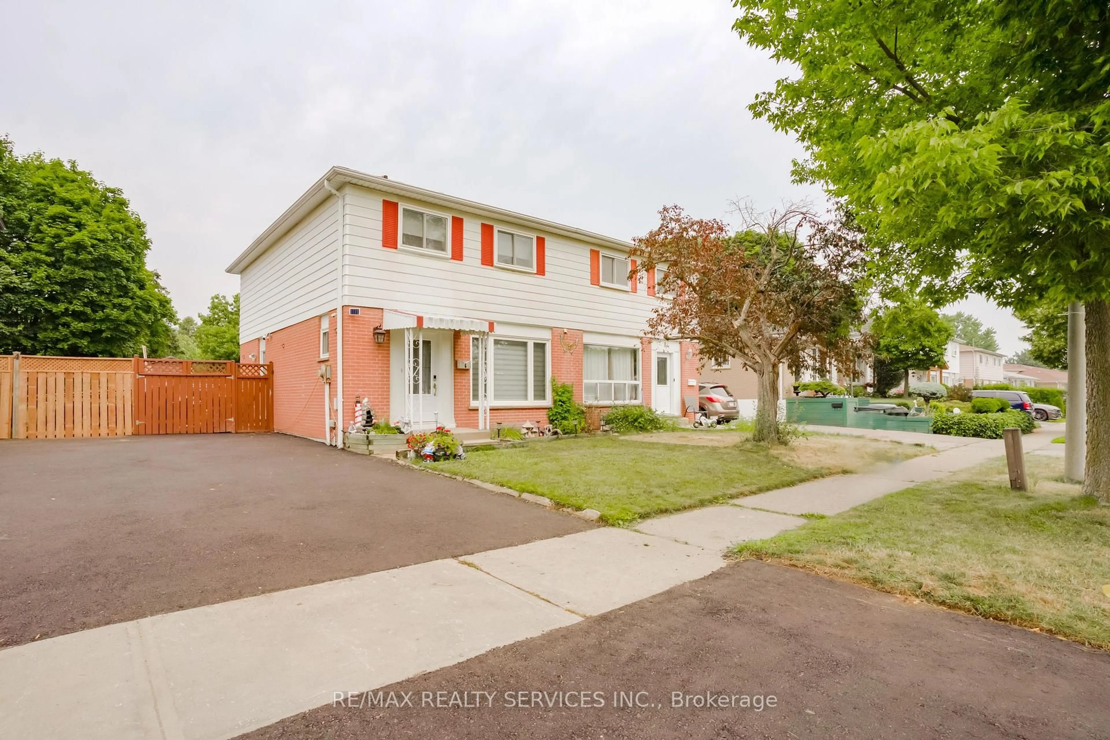 A pic from outside/outdoor area/front of a property/back of a property/a pic from drone, street for 6 Lauderdale Rd, Brampton Ontario L6V 2B7