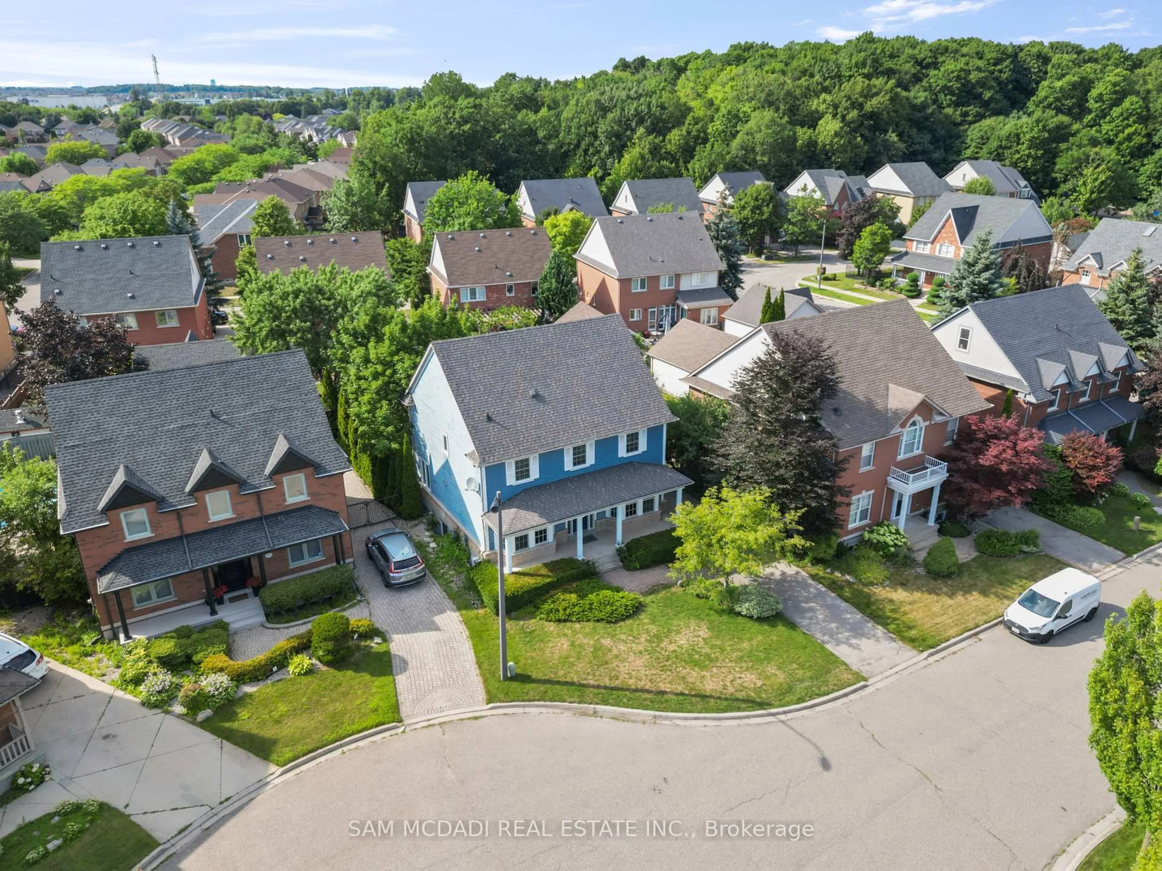A pic from outside/outdoor area/front of a property/back of a property/a pic from drone, street for 1755 Crately Crt, Mississauga Ontario L5N 7L2