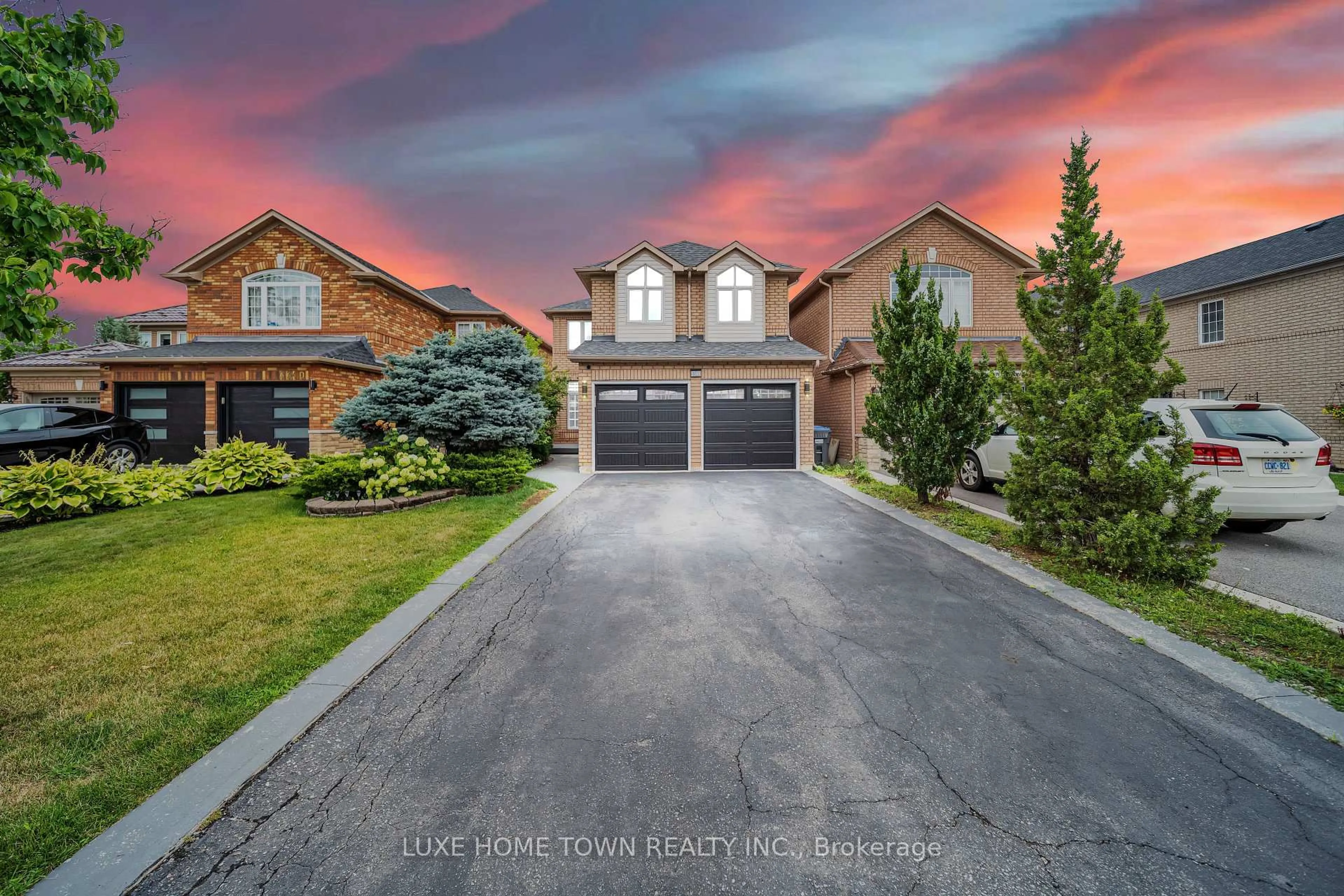 A pic from outside/outdoor area/front of a property/back of a property/a pic from drone, street for 3344 Laburnum Cres, Mississauga Ontario L5N 7M2