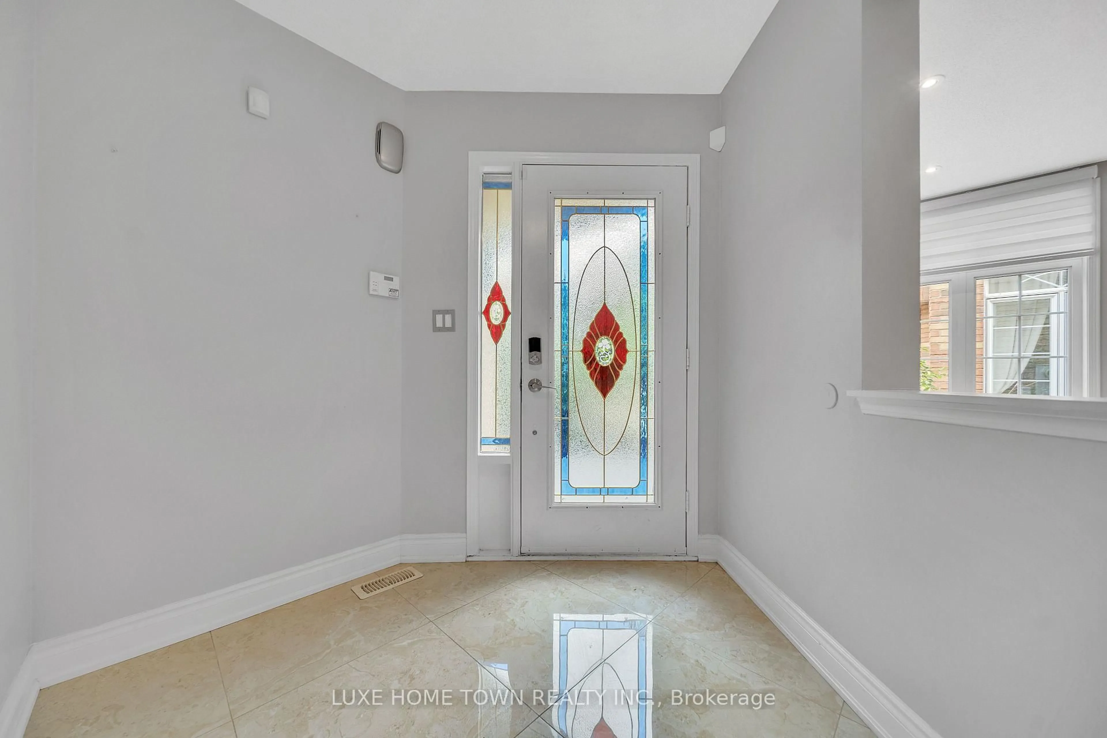 Indoor foyer for 3344 Laburnum Cres, Mississauga Ontario L5N 7M2