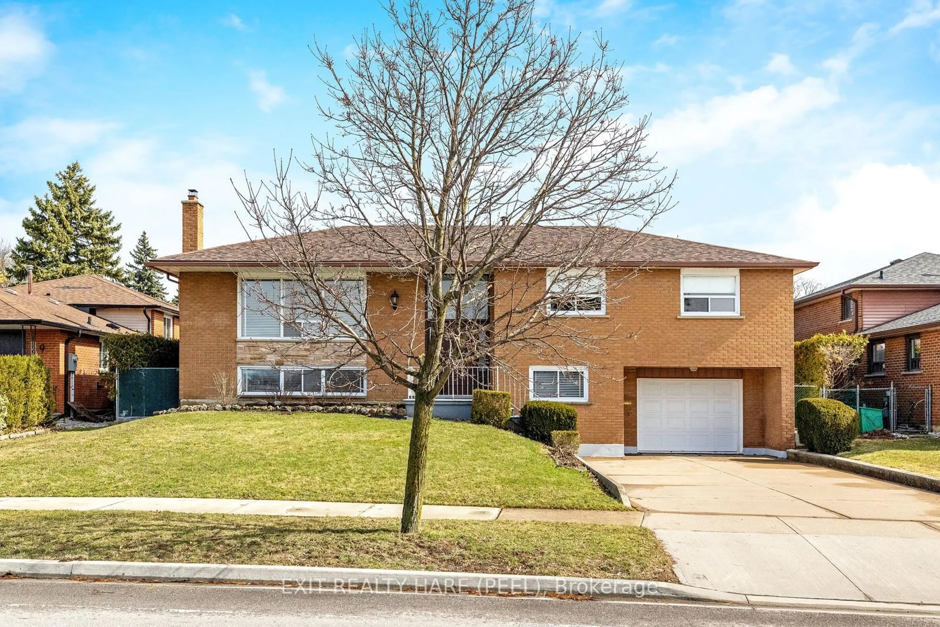 Home with brick exterior material, street for 7 Meadowland Gate, Brampton Ontario L6W 3N8