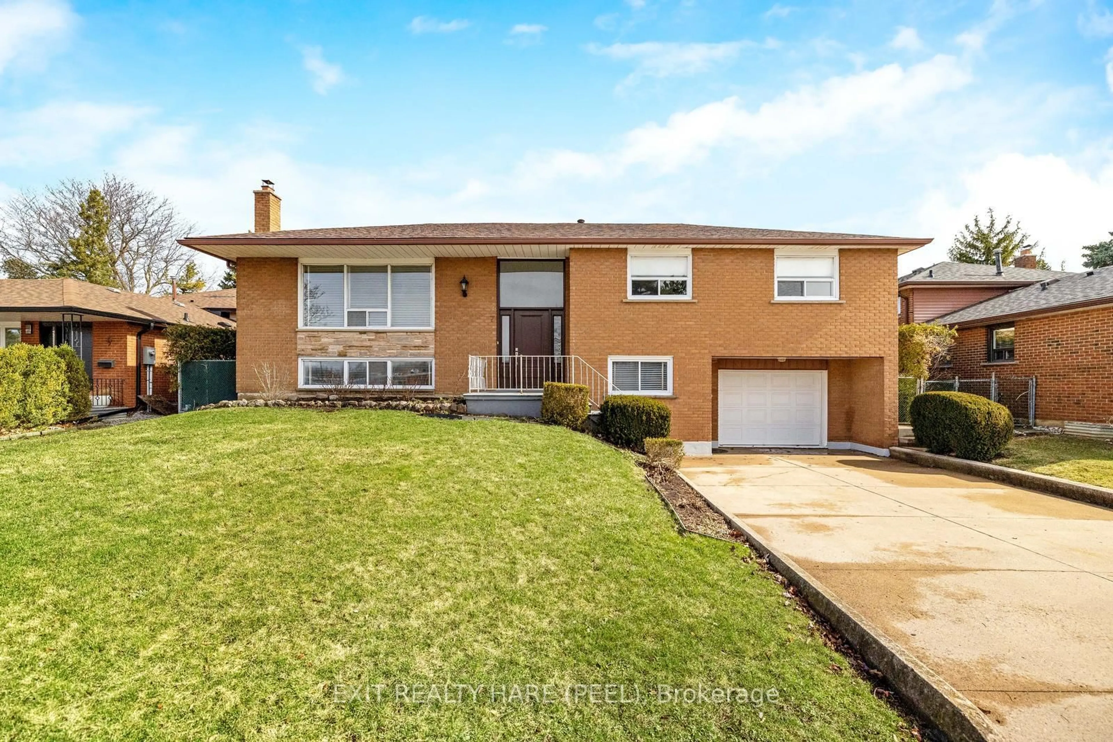 Home with brick exterior material, street for 7 Meadowland Gate, Brampton Ontario L6W 3N8