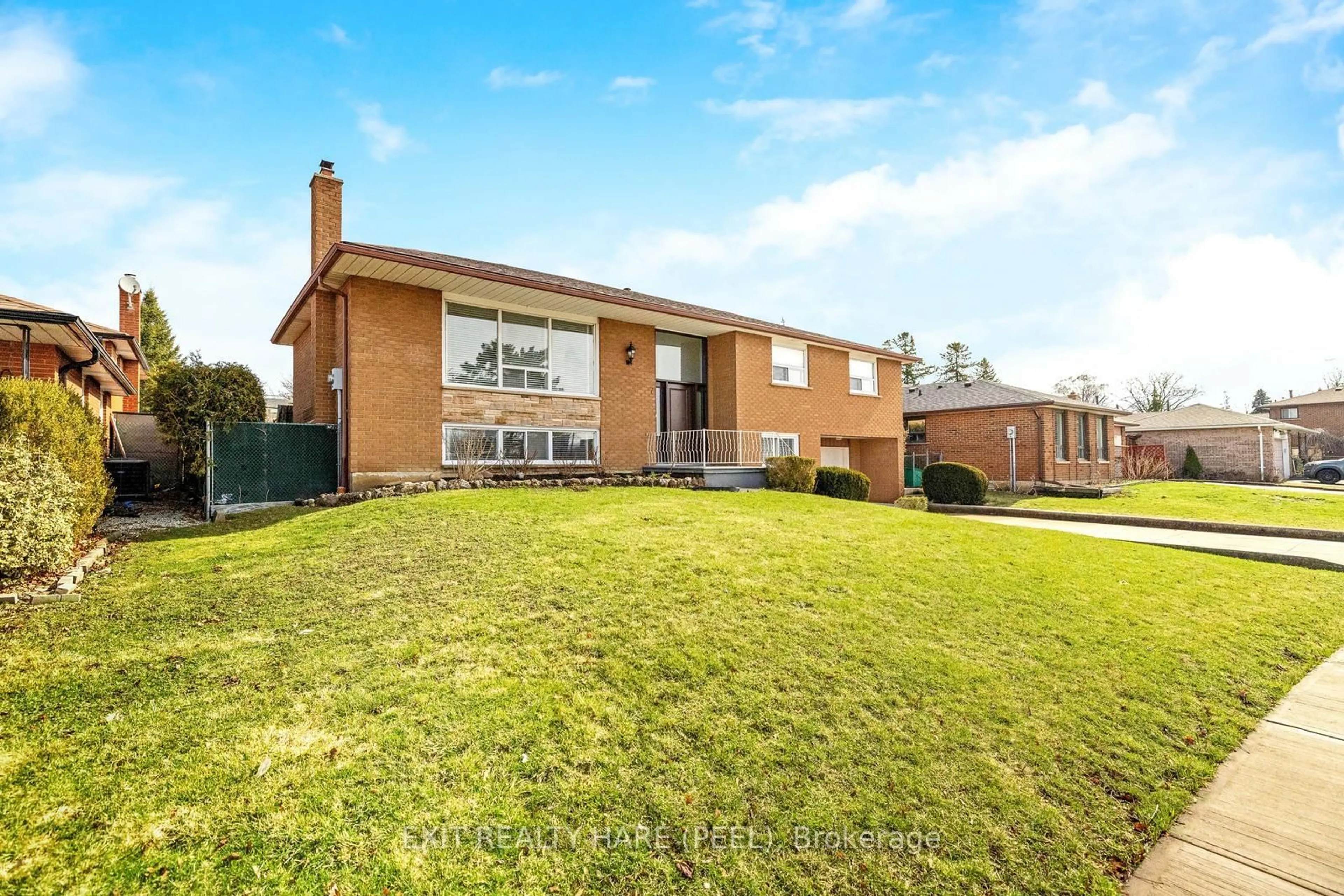 Home with brick exterior material, unknown for 7 Meadowland Gate, Brampton Ontario L6W 3N8