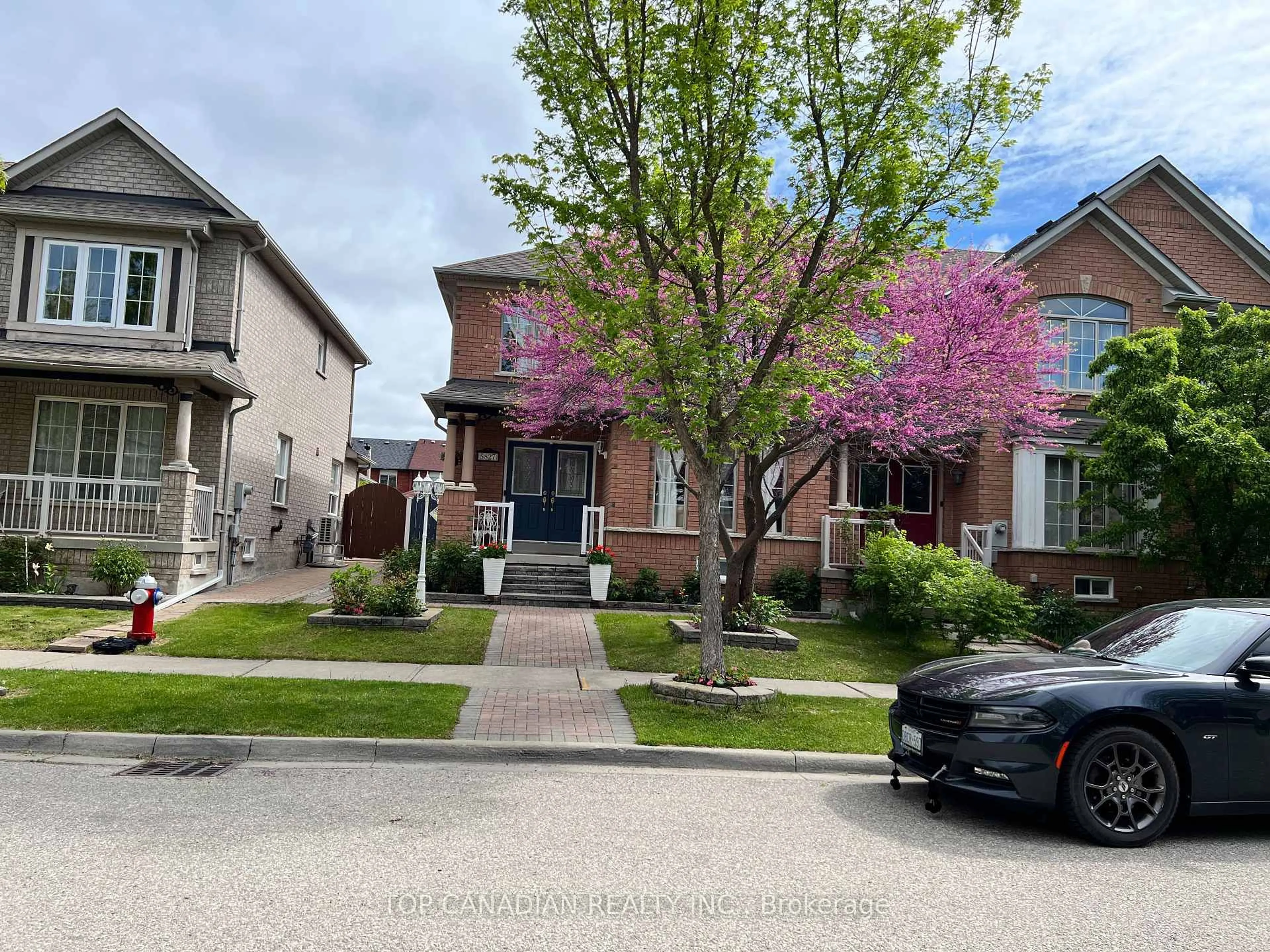 A pic from outside/outdoor area/front of a property/back of a property/a pic from drone, street for 5827 Rainberry Dr, Mississauga Ontario L5M 6S2