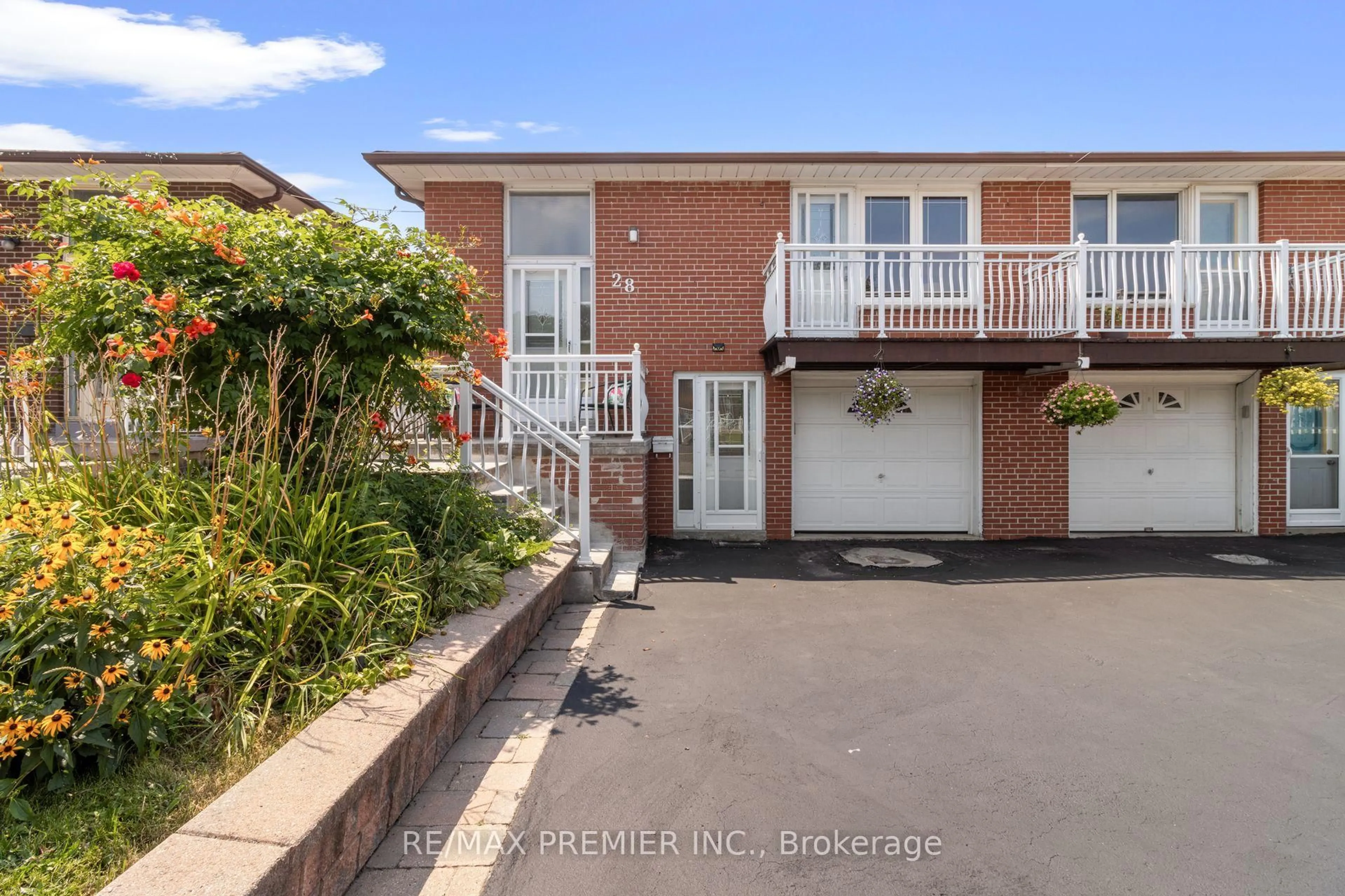 A pic from outside/outdoor area/front of a property/back of a property/a pic from drone, street for 28 Futura Dr, Toronto Ontario M3N 2L7
