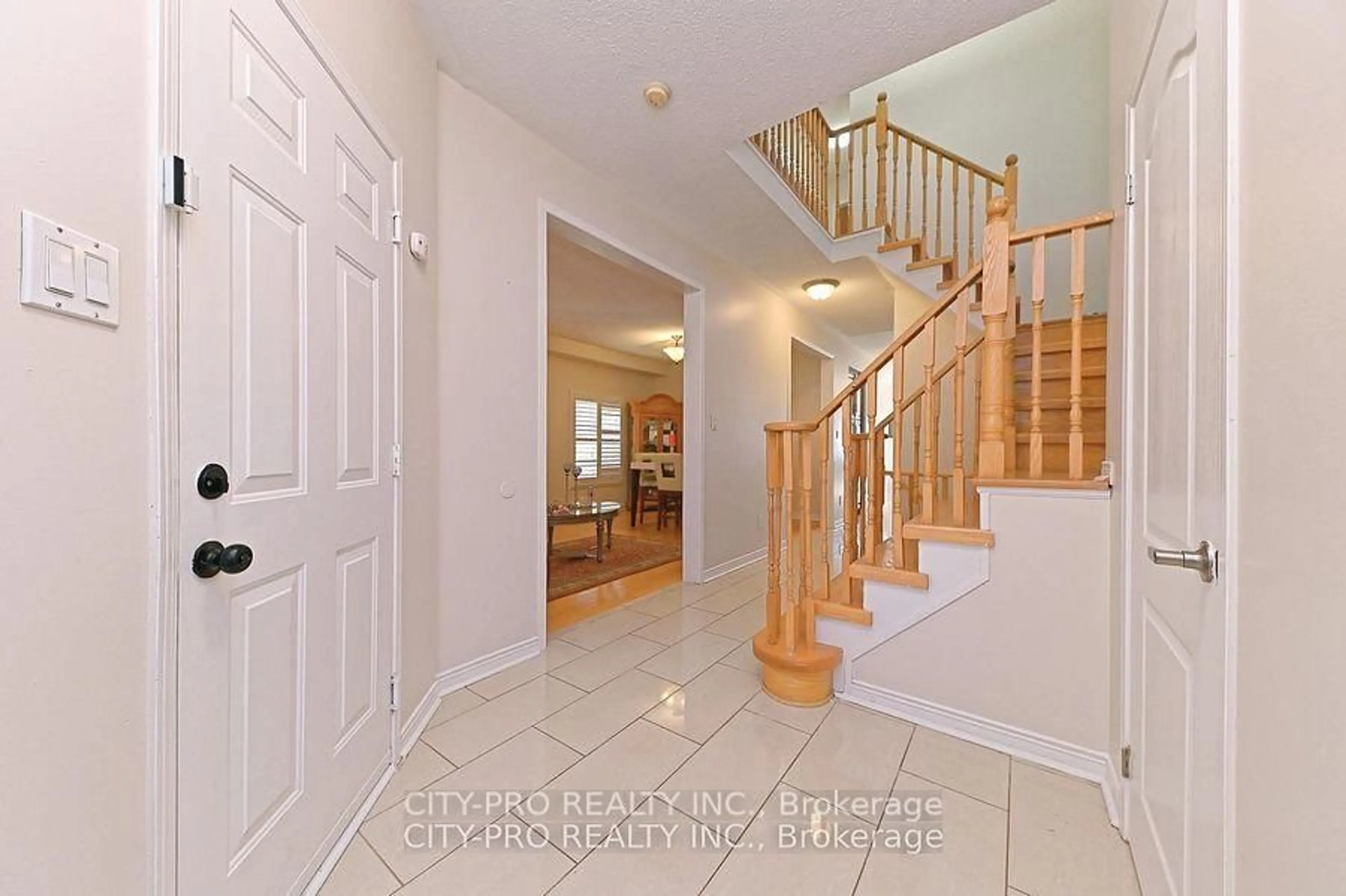 Indoor foyer for 7302 Rosehurst Dr, Mississauga Ontario L5N 8H1