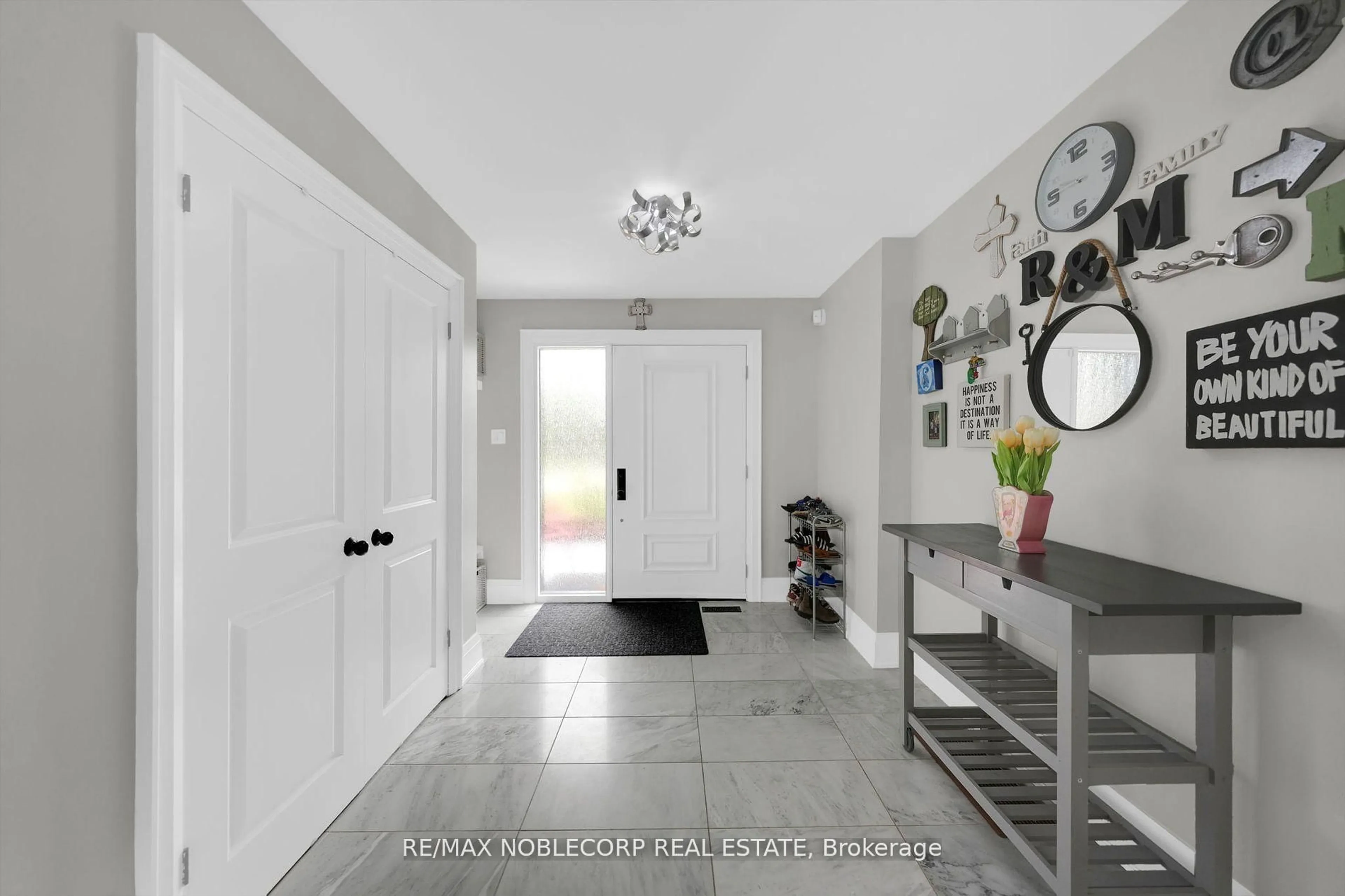 Indoor entryway for 255 Bell Air Dr, Caledon Ontario L7E 1Z9