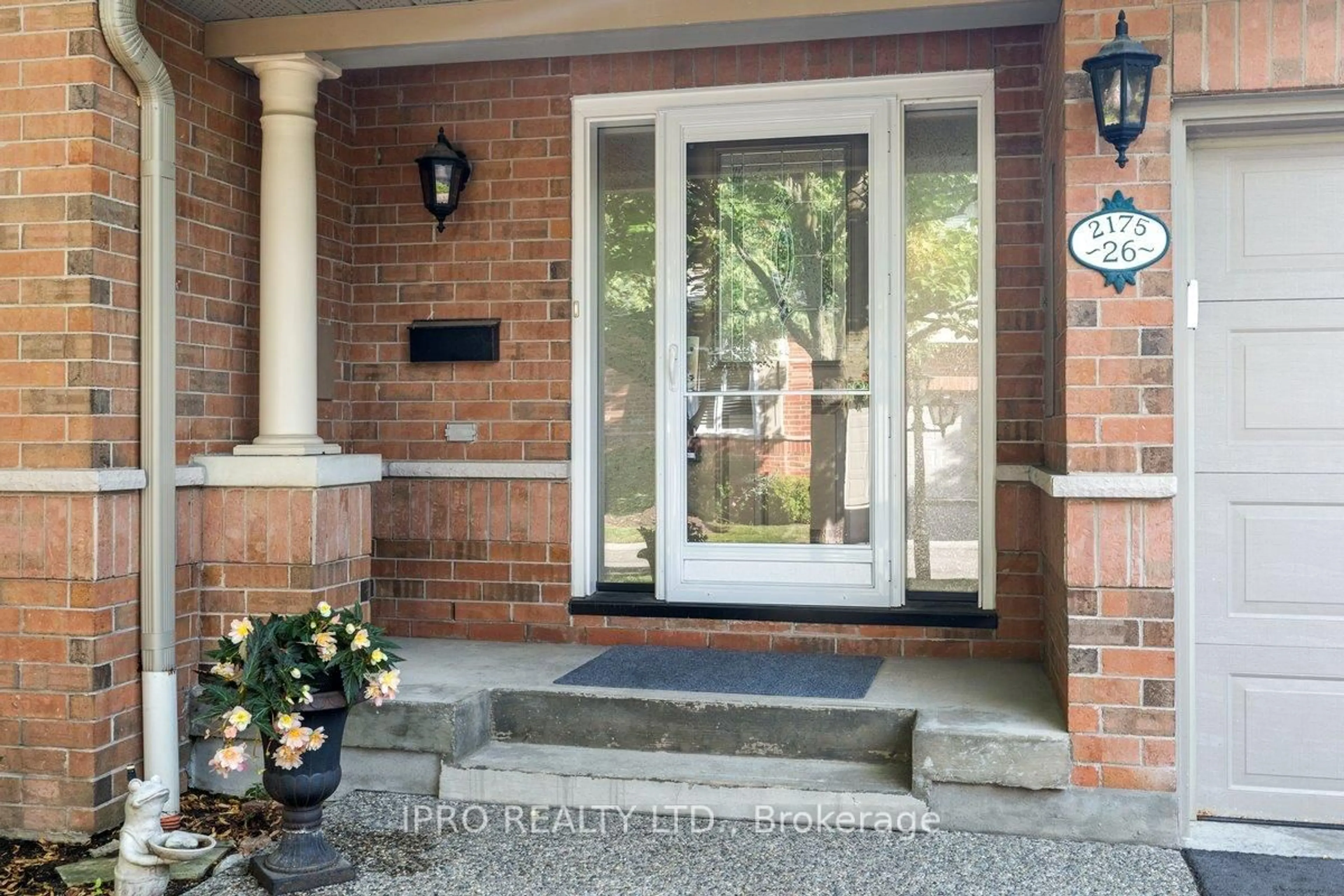 Indoor entryway for 2175 Country Club Dr #26, Burlington Ontario L7M 4H9