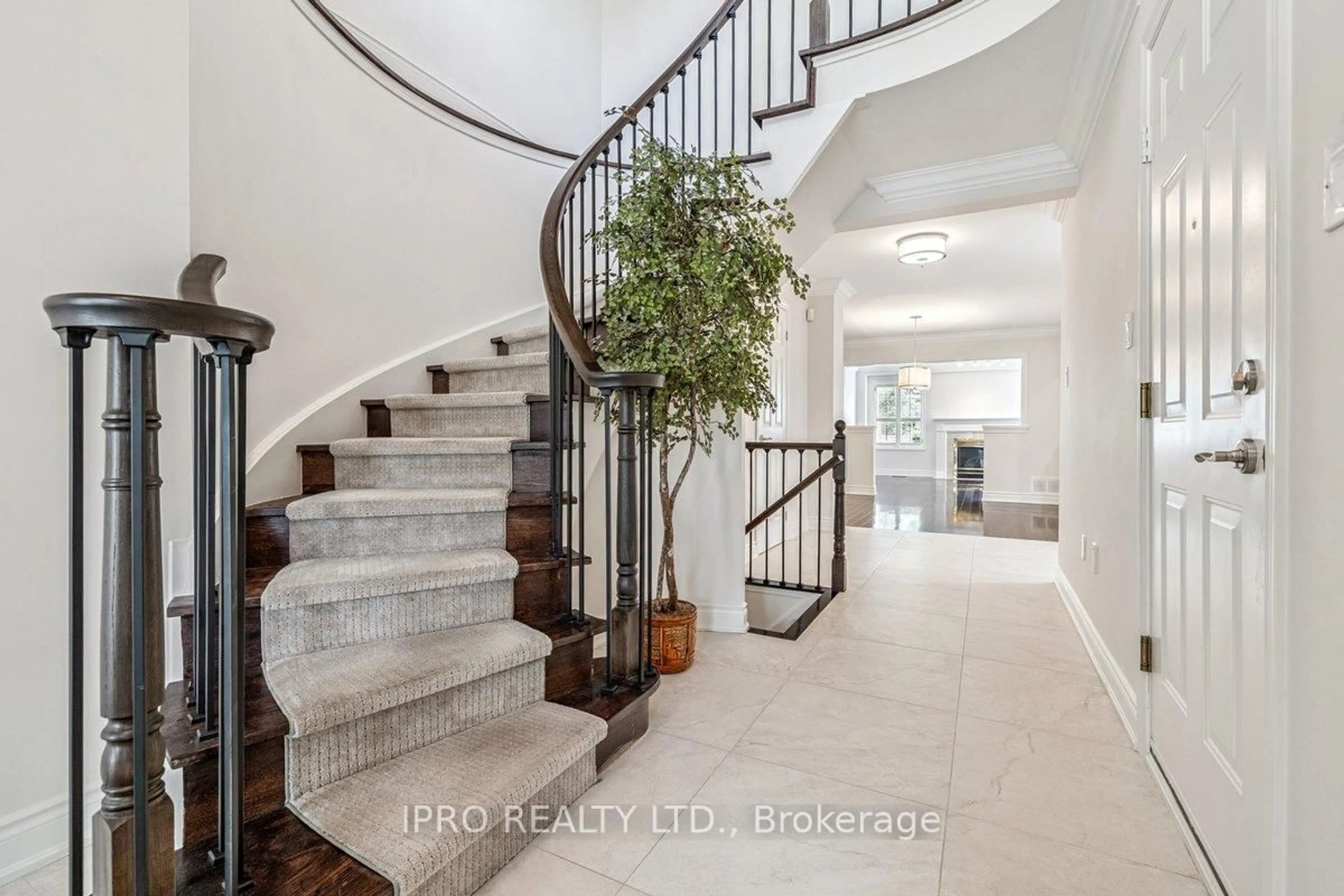 Indoor entryway for 2175 Country Club Dr #26, Burlington Ontario L7M 4H9