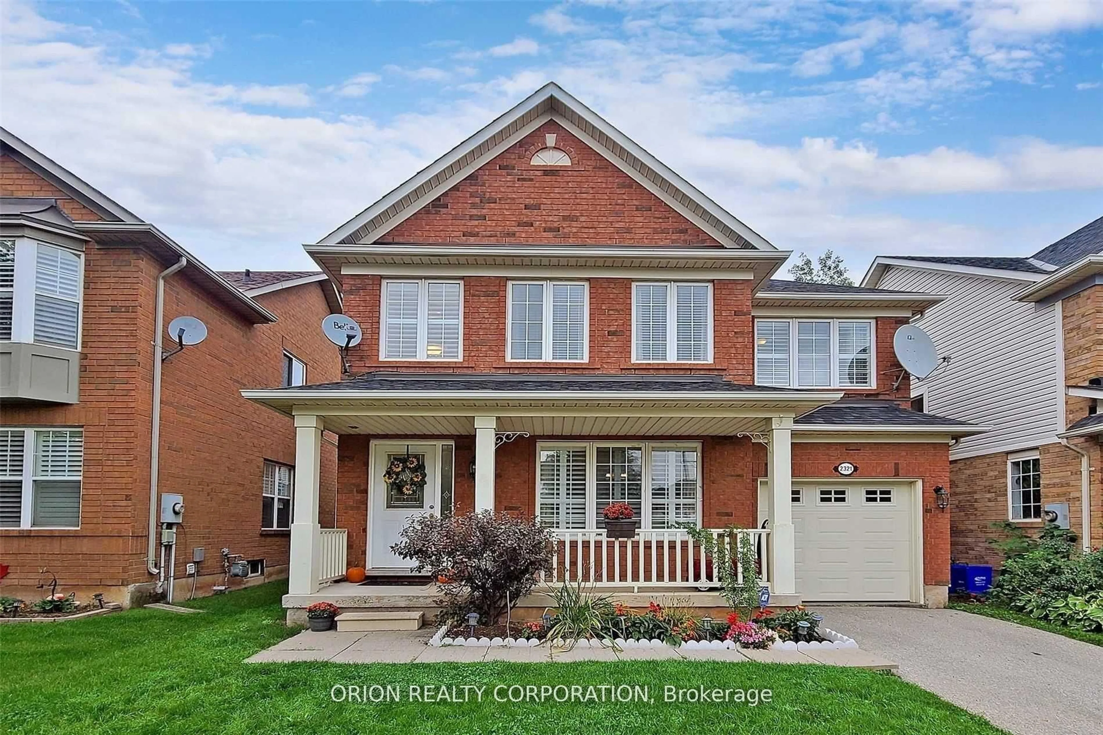 Home with brick exterior material, street for 2321 Oakhaven Dr, Oakville Ontario L6M 3Z1