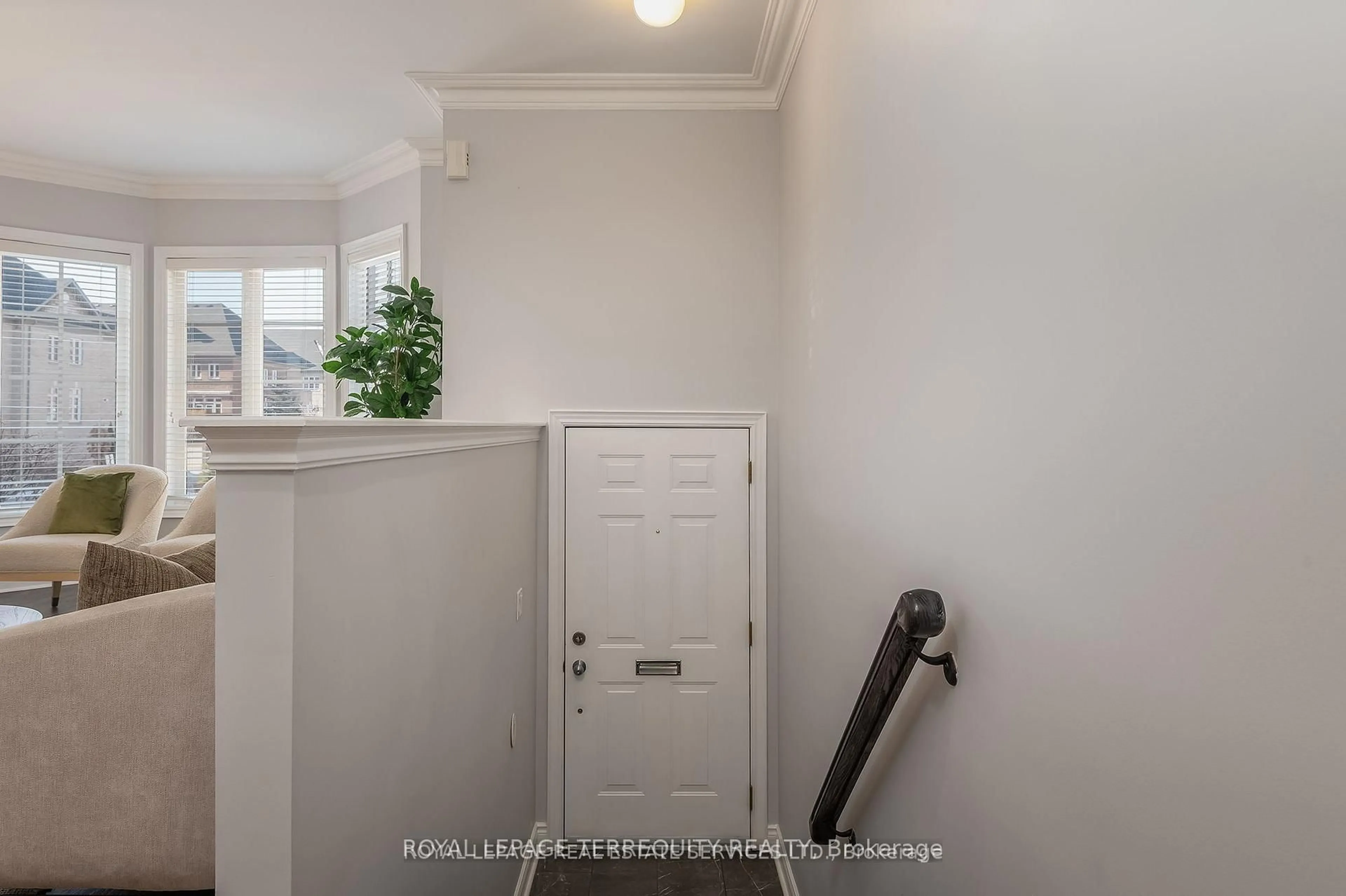 Indoor entryway for 11 Shires Lane, Toronto Ontario M8Z 6C9