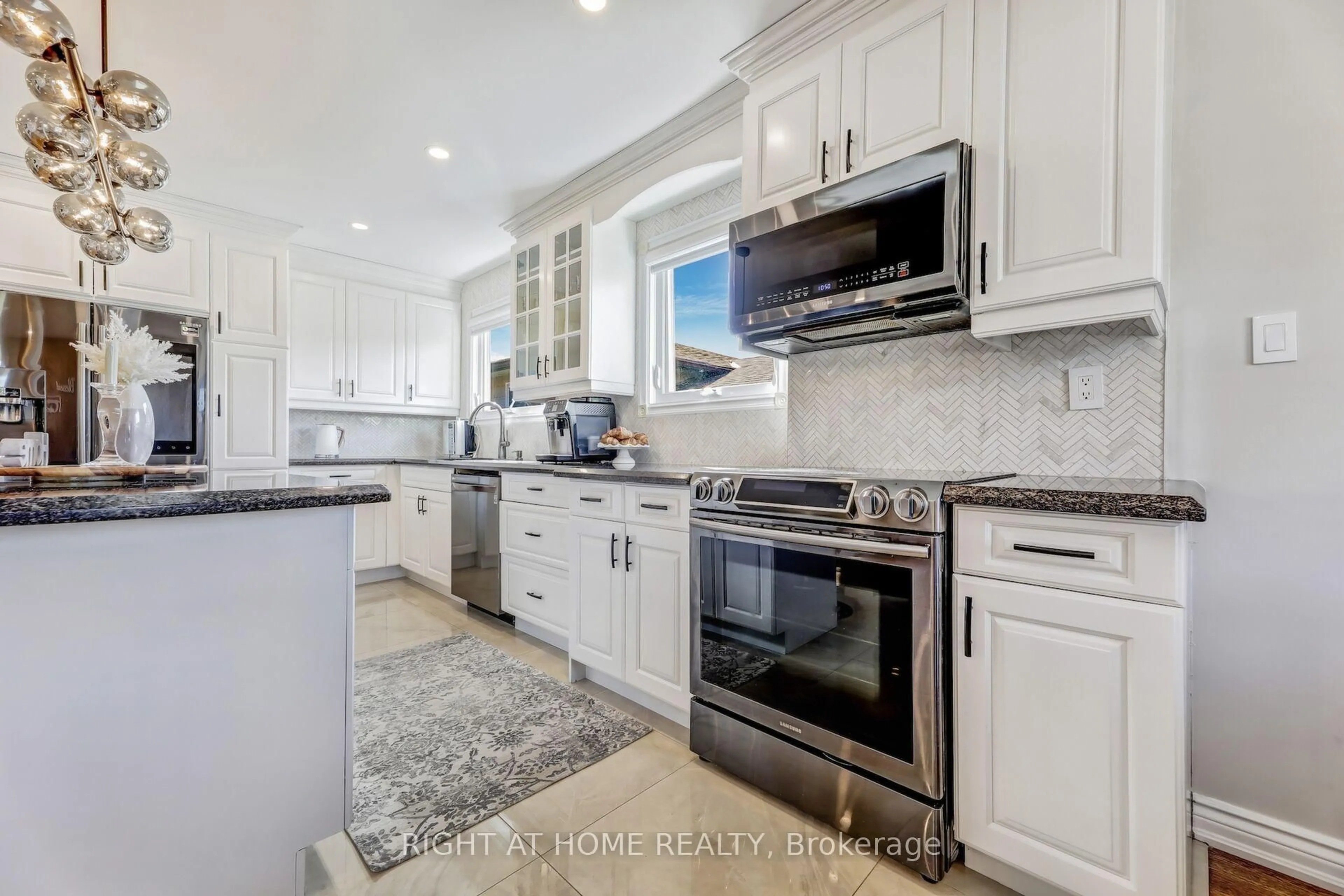 Open concept kitchen, ceramic/tile floor for 2837 Kingsberry Cres, Mississauga Ontario L5B 2K6