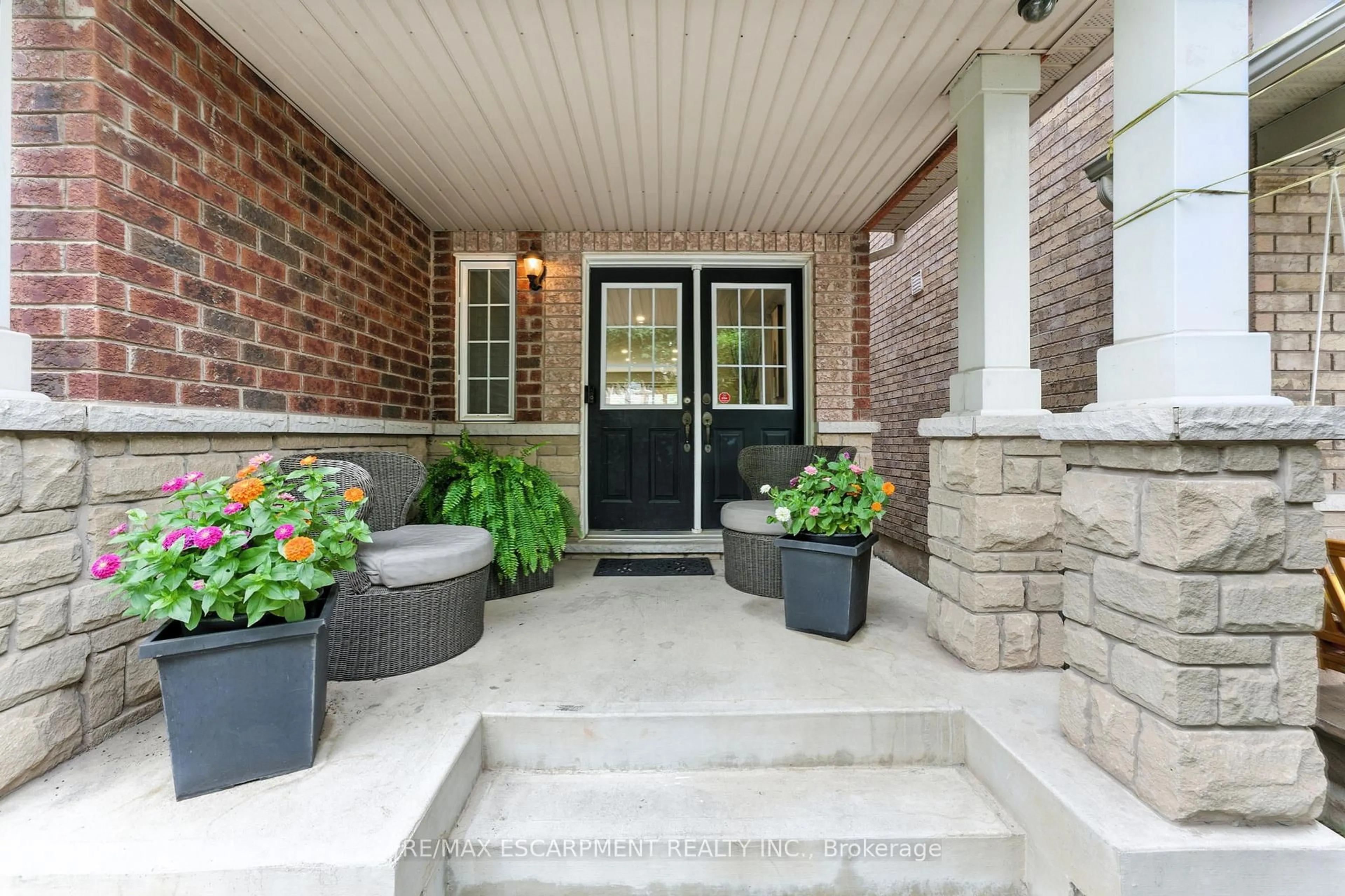 Indoor entryway for 2484 Whitehorn Dr, Burlington Ontario L7L 7M7