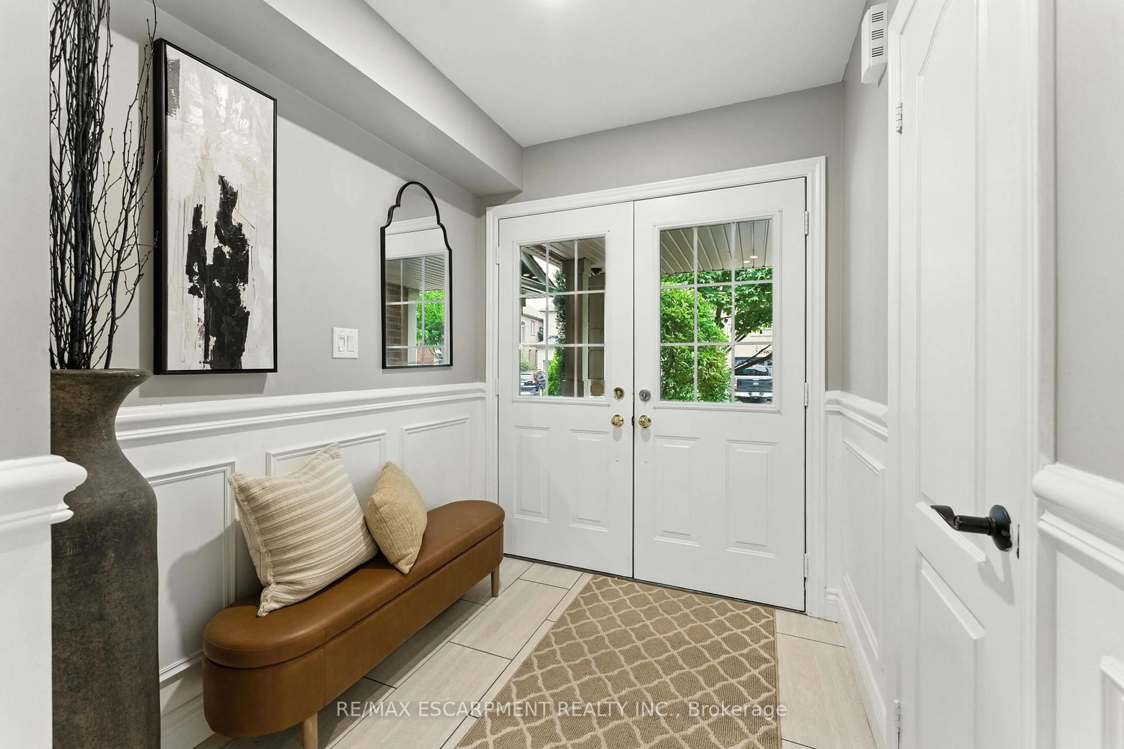 Indoor entryway for 2484 Whitehorn Dr, Burlington Ontario L7L 7M7