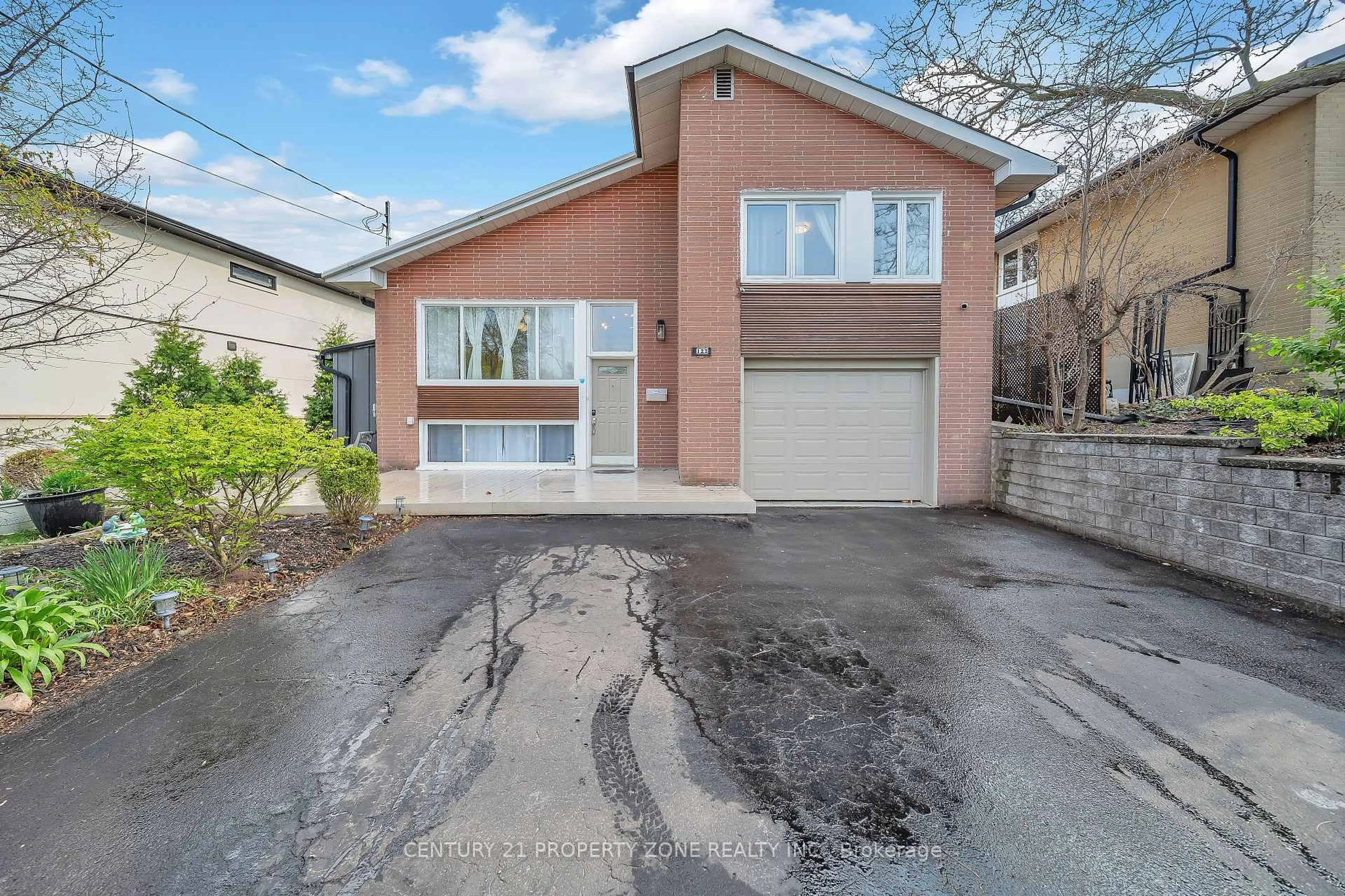 Home with brick exterior material, street for 122 Vista Blvd, Mississauga Ontario L5M 1V9