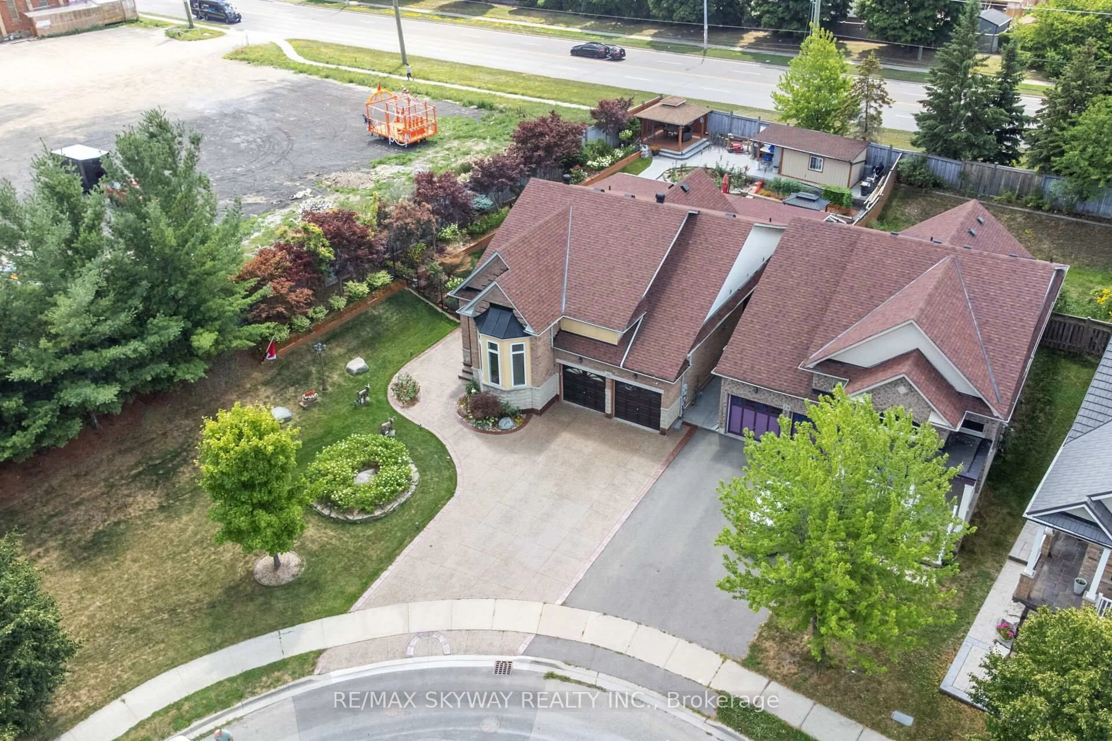 A pic from outside/outdoor area/front of a property/back of a property/a pic from drone, unknown for 26 Trailside Walk, Brampton Ontario L6S 6J1