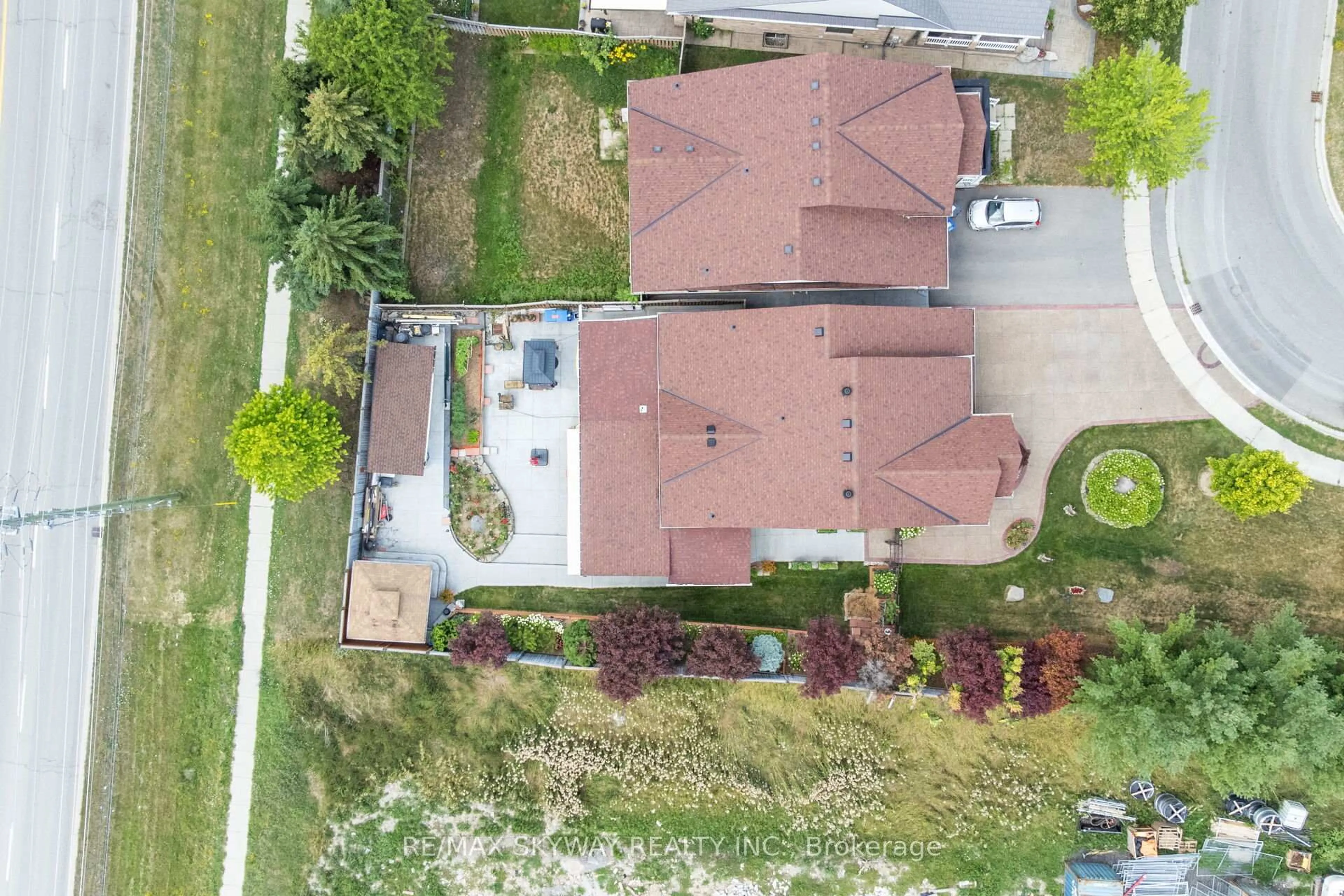 A pic from outside/outdoor area/front of a property/back of a property/a pic from drone, street for 26 Trailside Walk, Brampton Ontario L6S 6J1