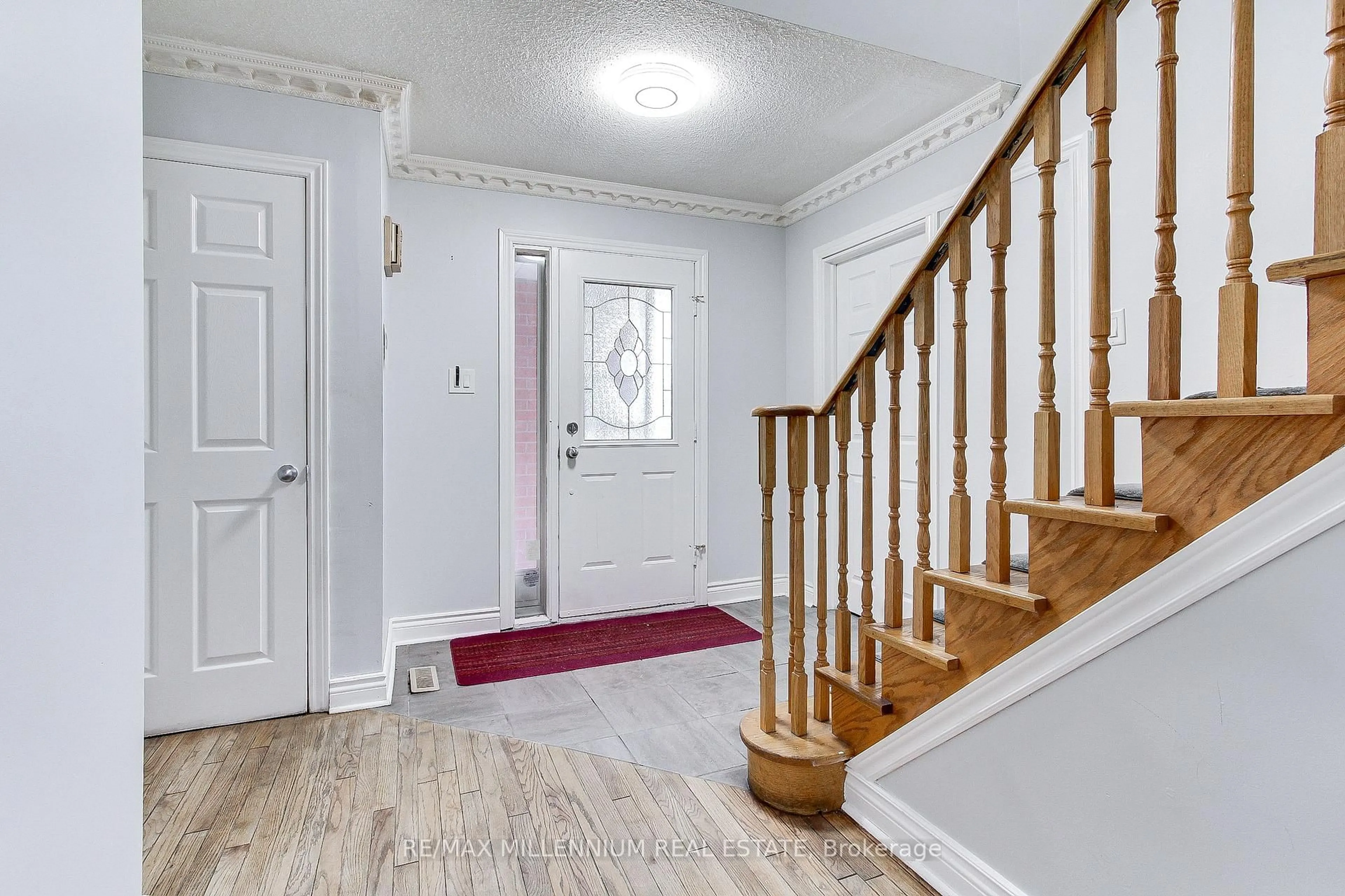 Indoor entryway for 332 Conestoga Dr, Brampton Ontario L6Z 2T1