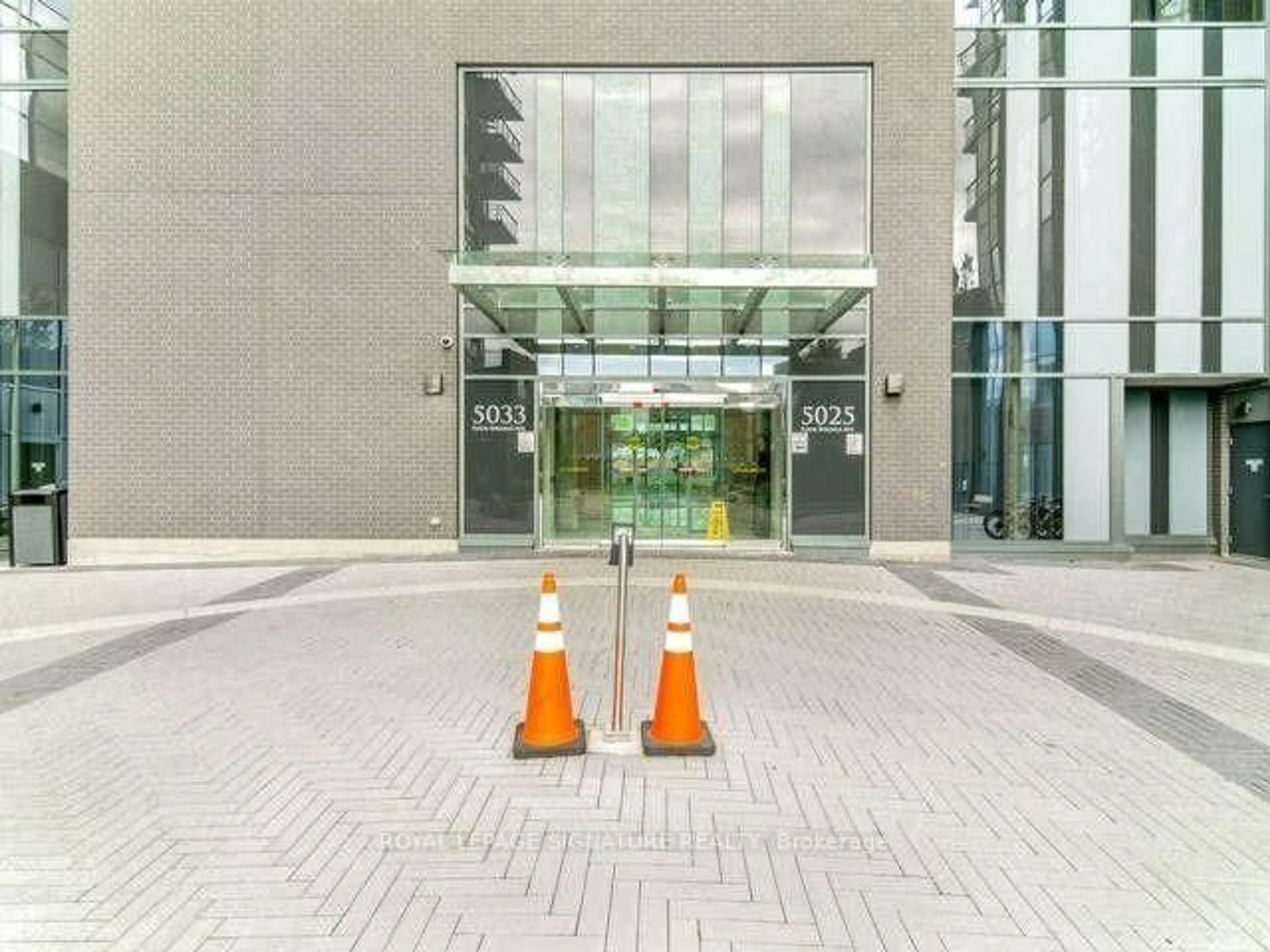 Indoor foyer for 5025 Four Springs Ave #903, Mississauga Ontario L5R 0G5