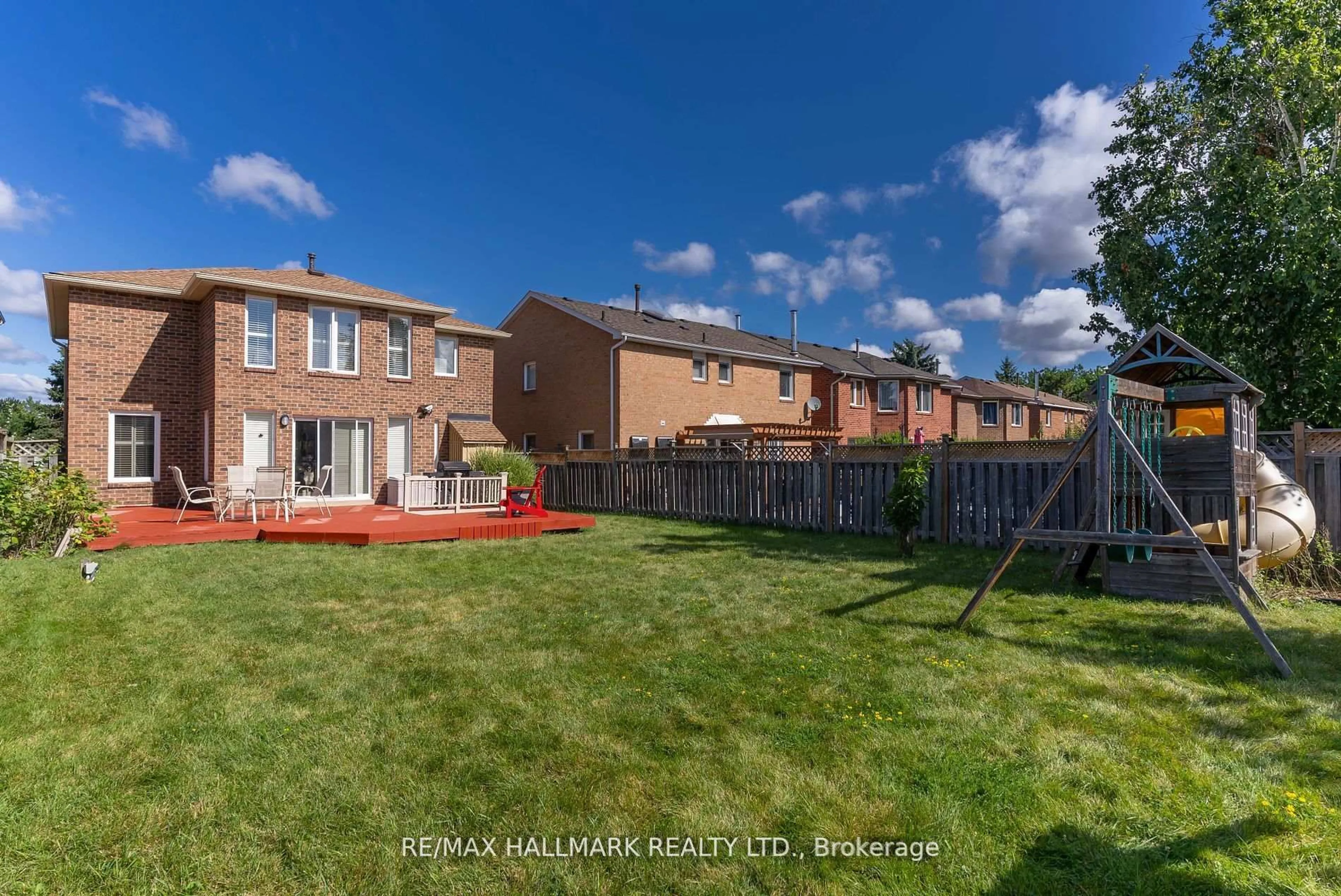 A pic from outside/outdoor area/front of a property/back of a property/a pic from drone, street for 3294 Thorncrest Dr, Mississauga Ontario L5L 4K6