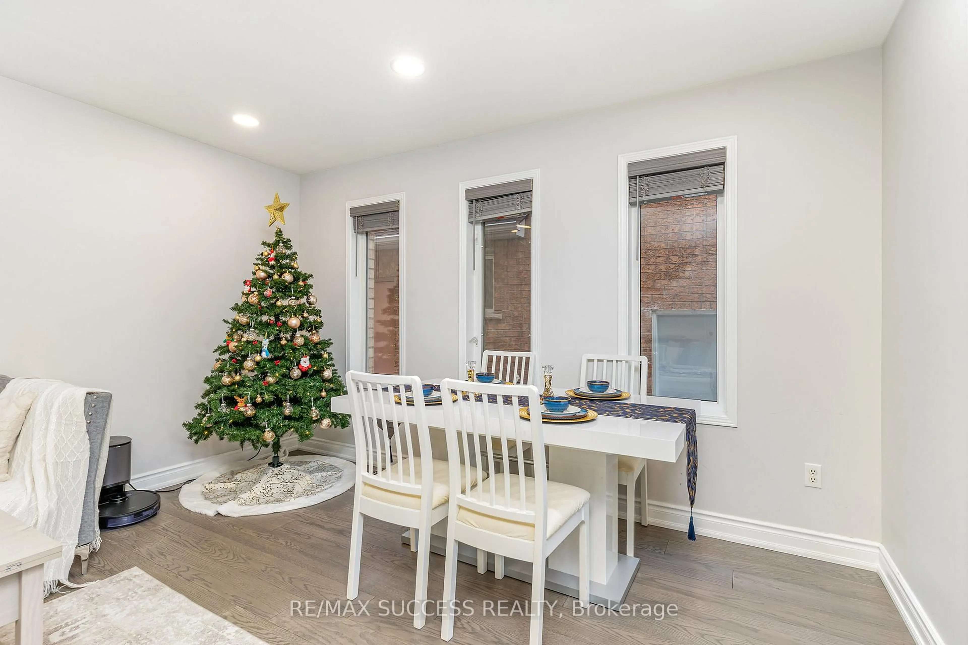 Dining room, wood/laminate floor for 5383 Red Brush Dr, Mississauga Ontario L4Z 4B2