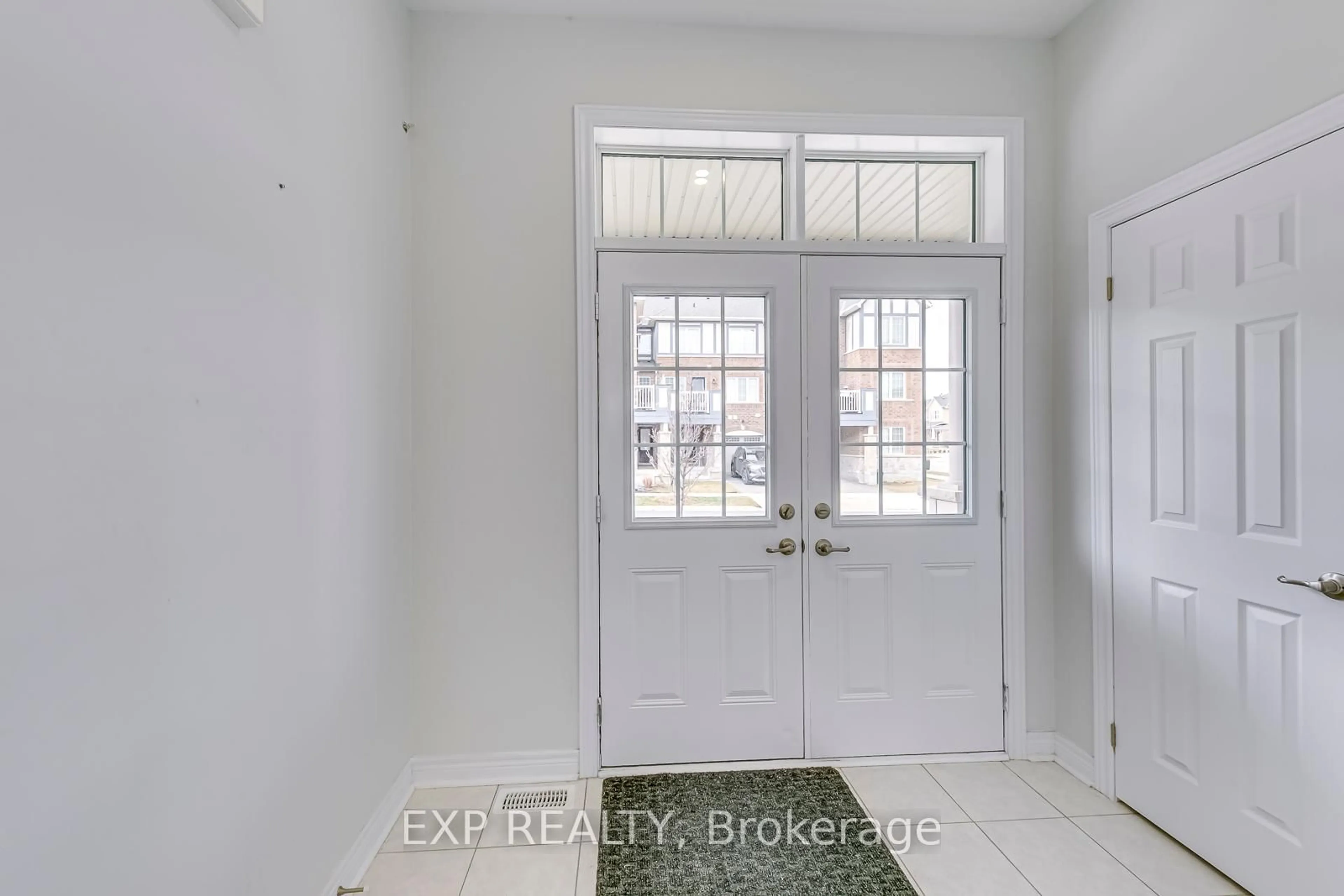 Indoor entryway for 142 Toucan Tr, Oakville Ontario L6H 0Y2