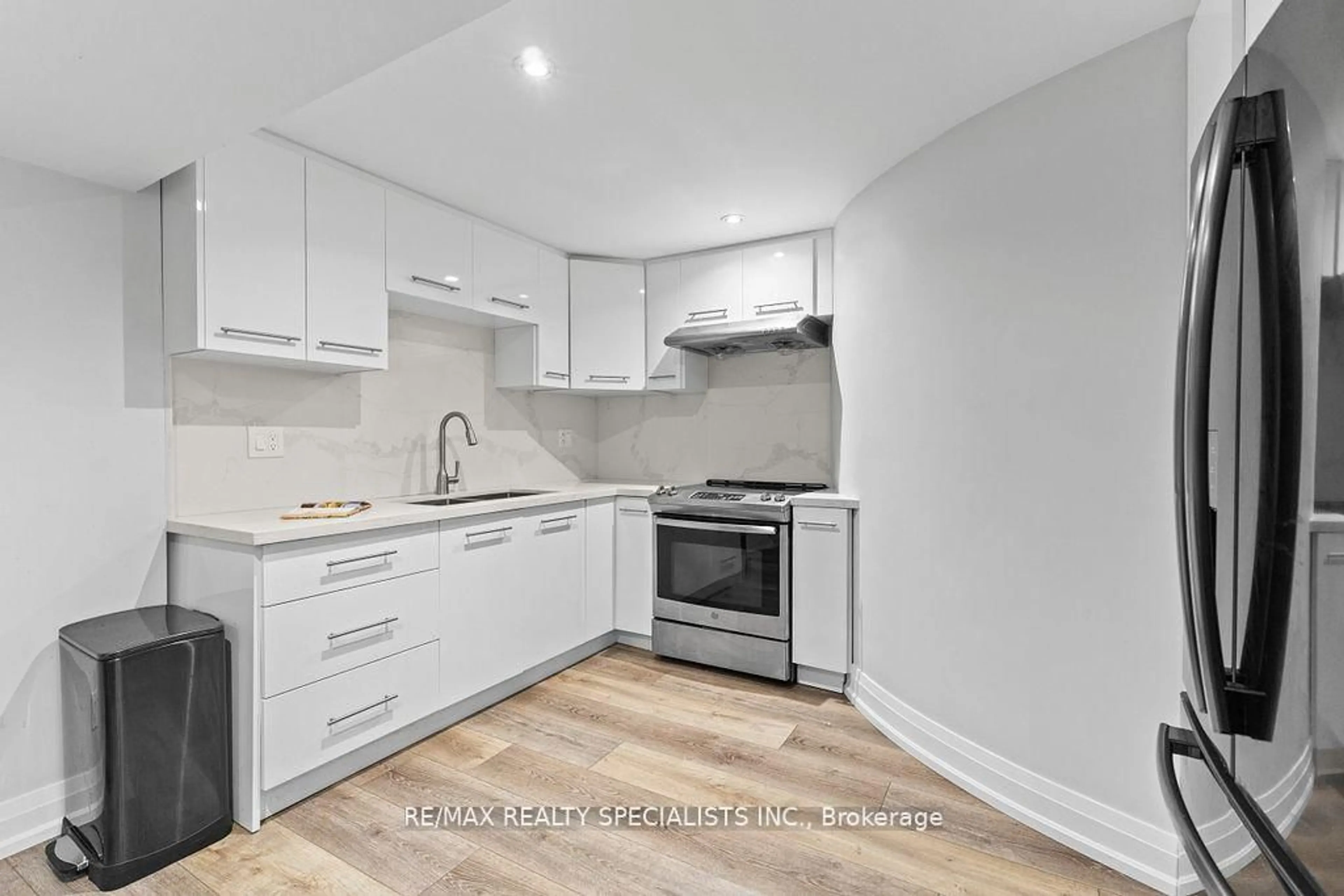 Standard kitchen, wood/laminate floor for 6 Islington Dr, Brampton Ontario L6P 3A5