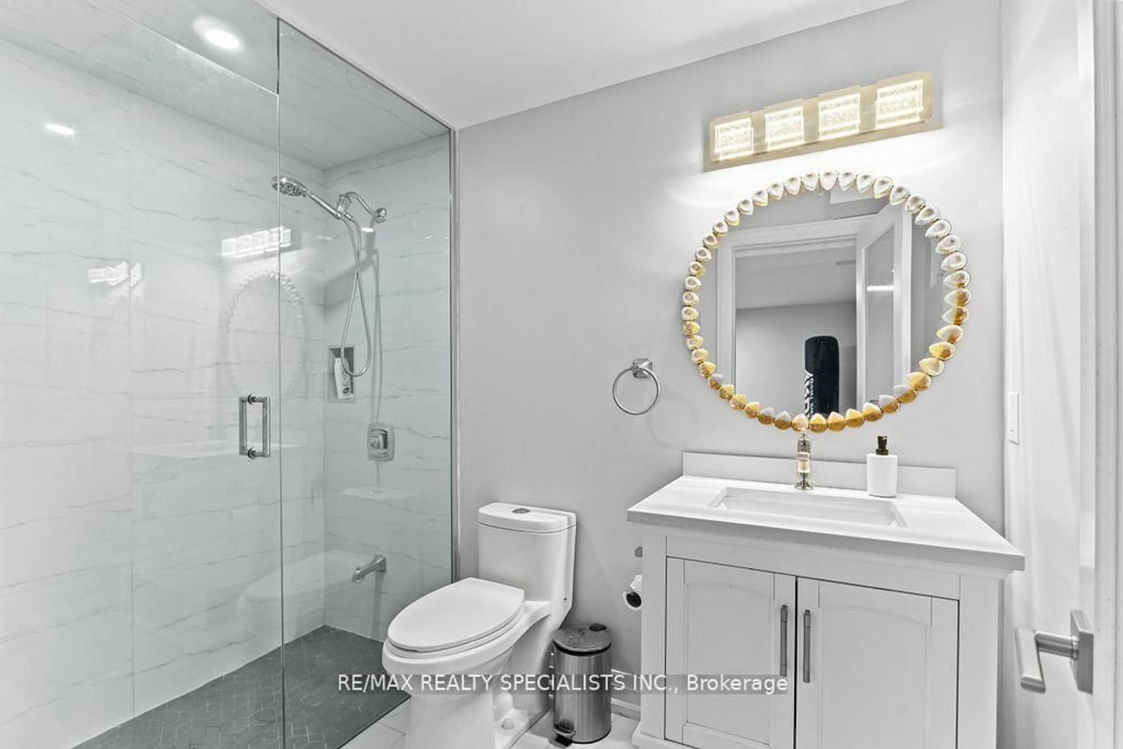 Standard bathroom, ceramic/tile floor for 6 Islington Dr, Brampton Ontario L6P 3A5