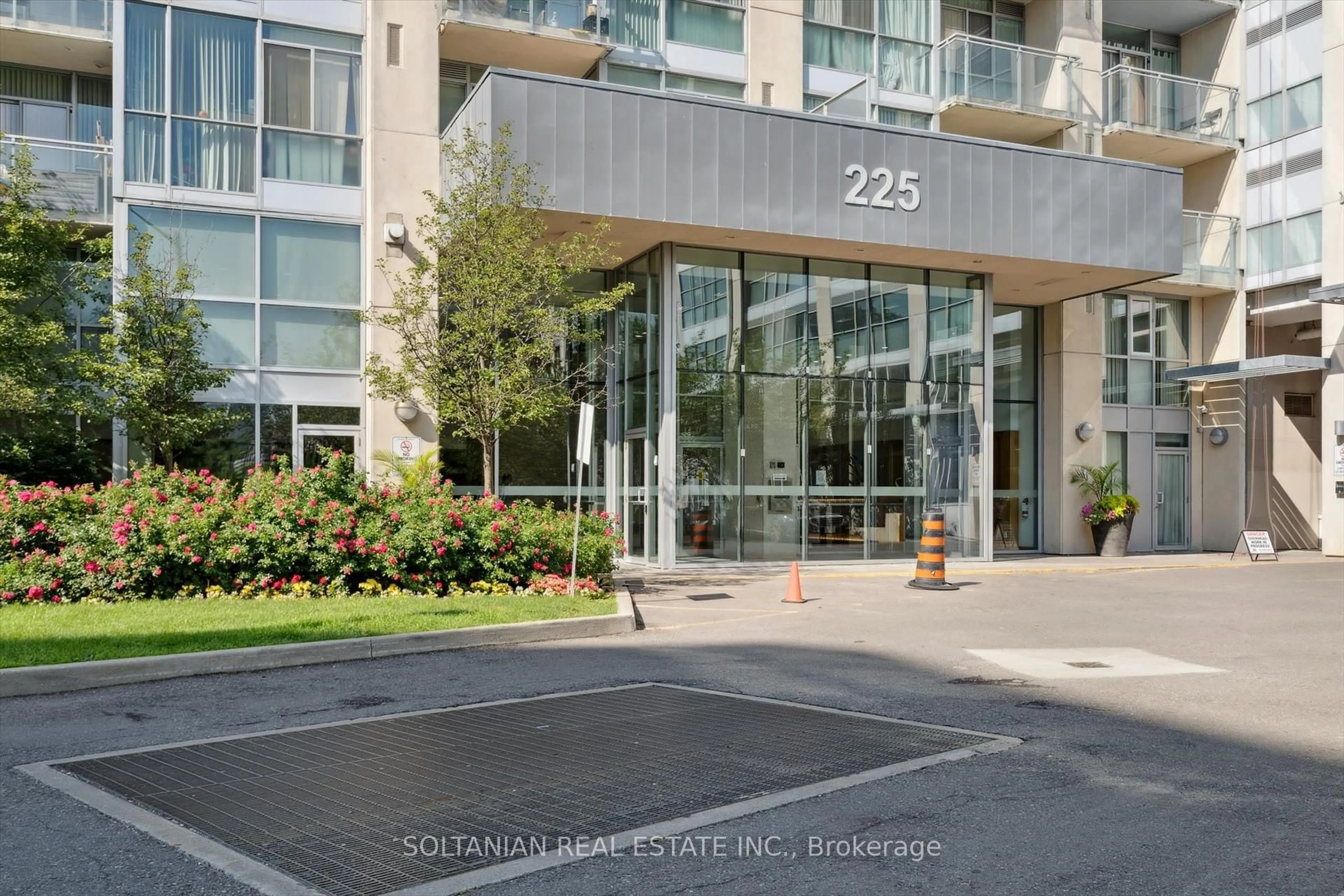 Indoor foyer for 225 Webb Dr #1004, Mississauga Ontario L5B 4P2