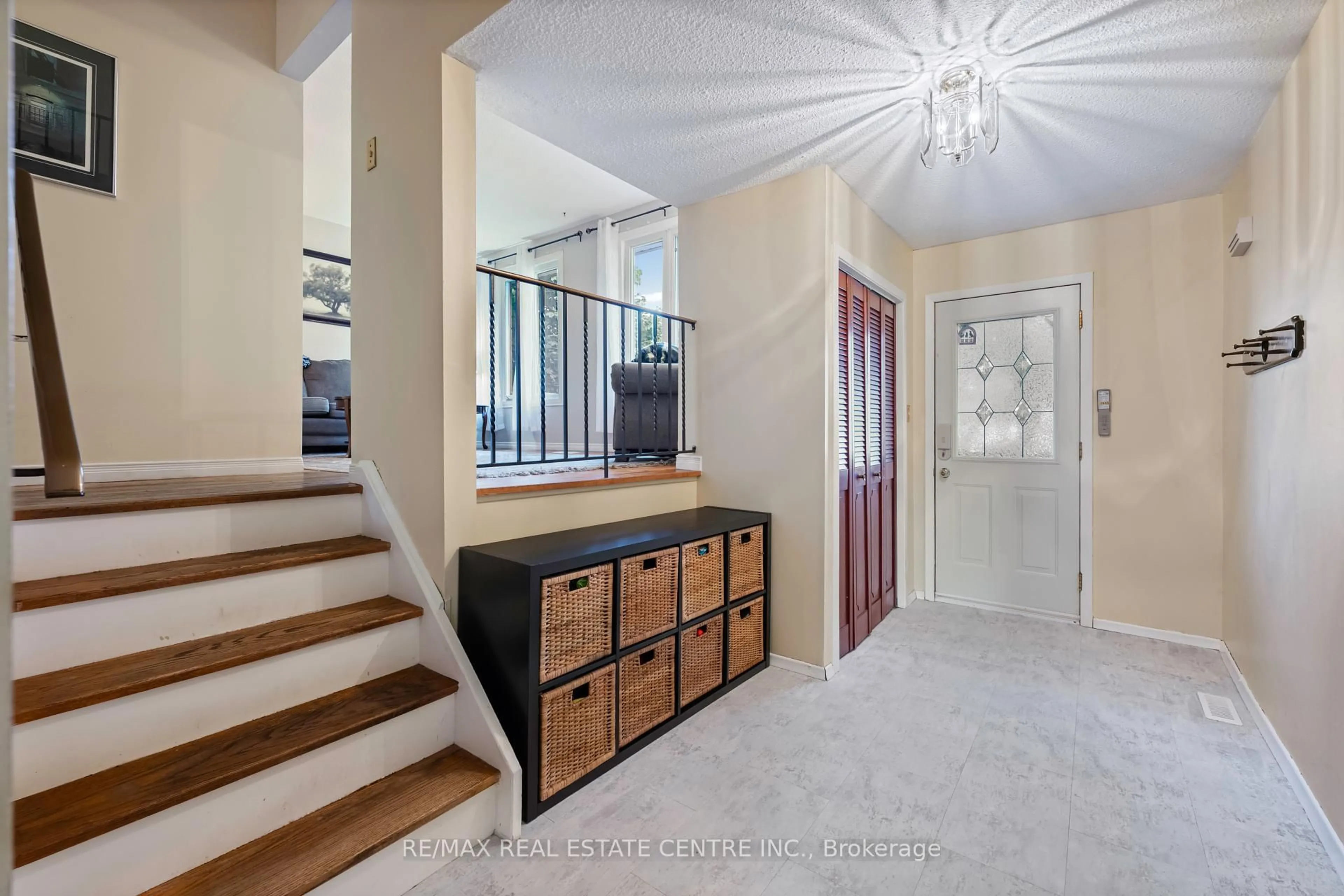 Indoor entryway for 83 Brenda Blvd, Orangeville Ontario L9W 3L3