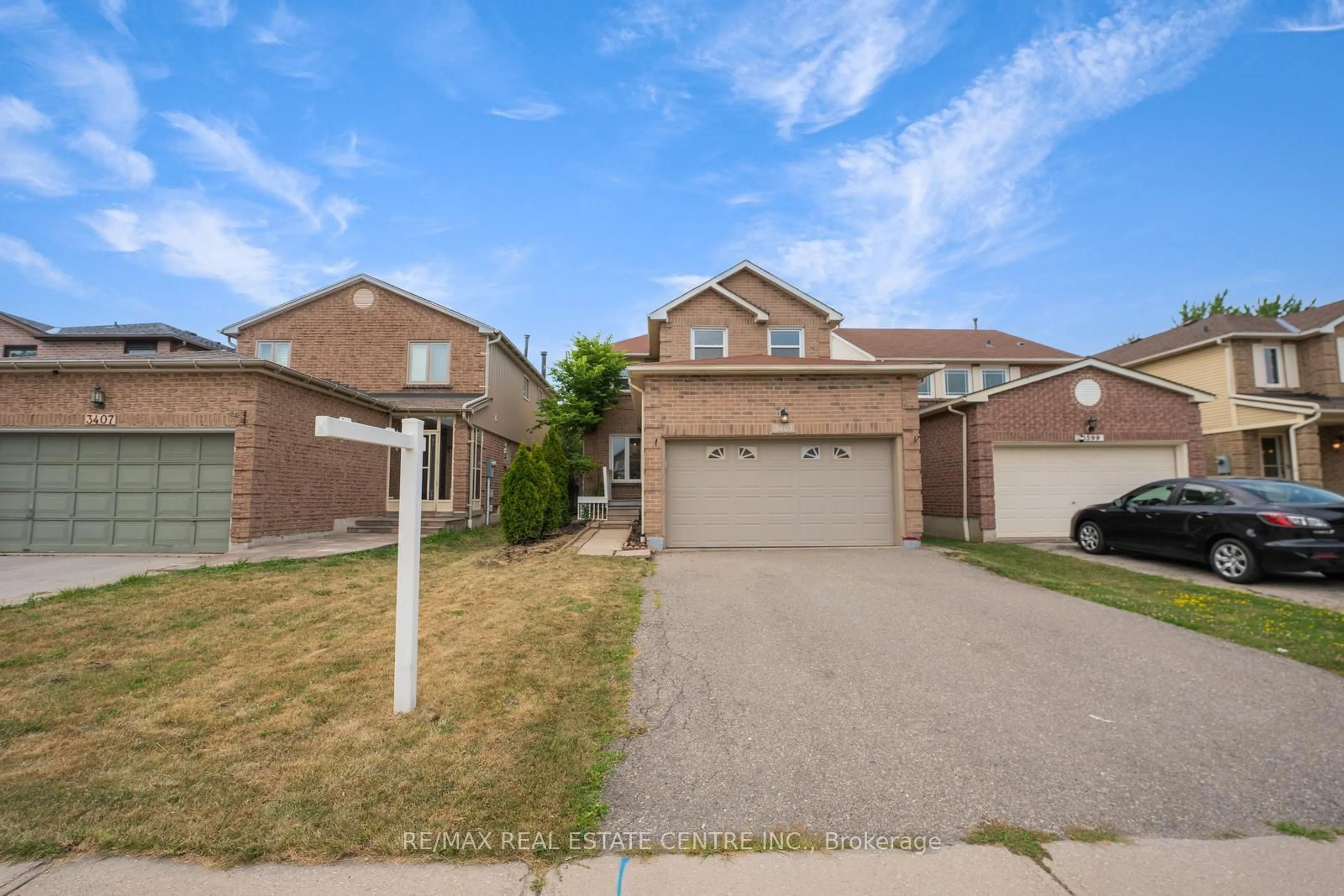A pic from outside/outdoor area/front of a property/back of a property/a pic from drone, street for 3403 Brett Rd, Mississauga Ontario L5L 4N7