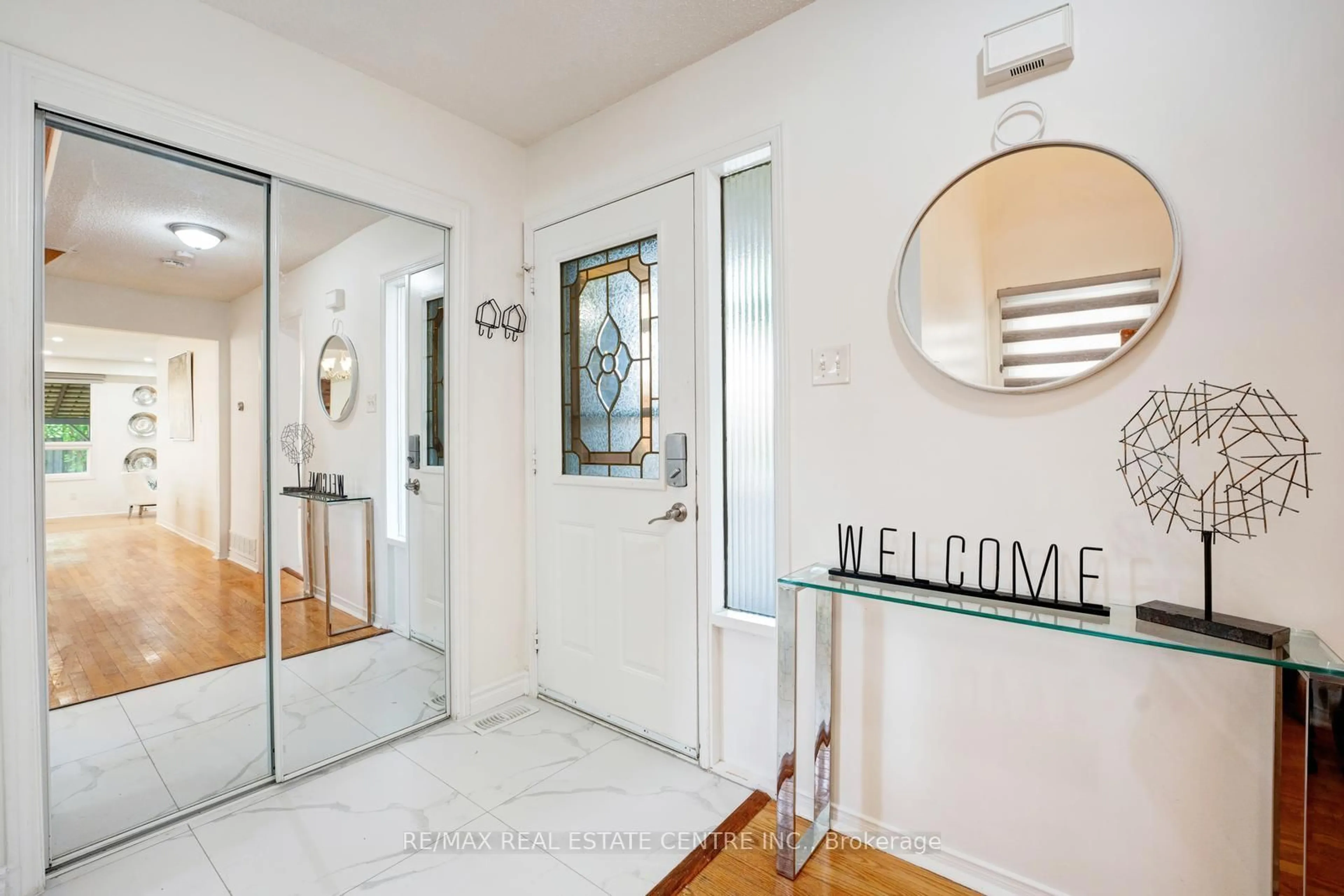 Indoor entryway for 3403 Brett Rd, Mississauga Ontario L5L 4N7