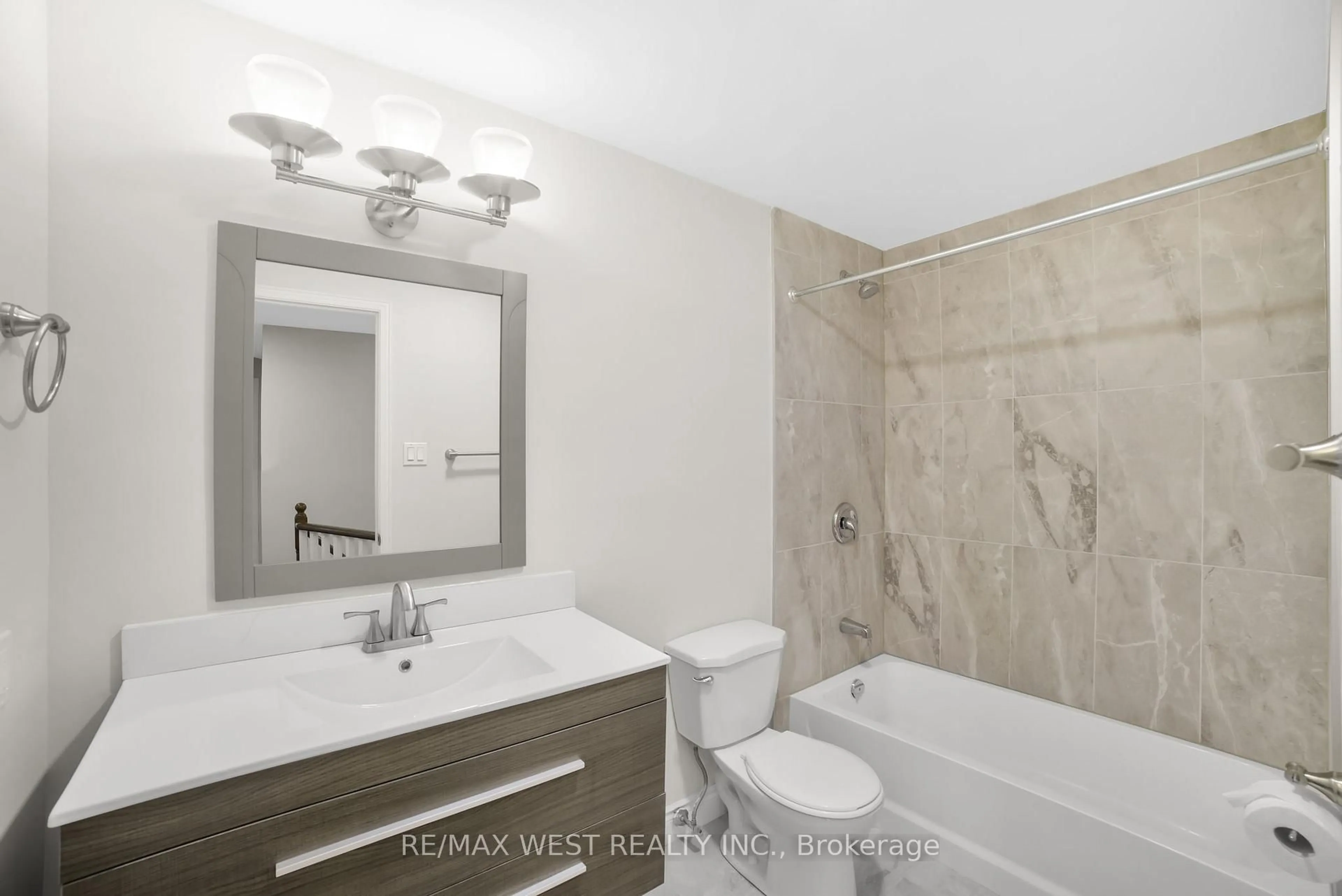 Standard bathroom, ceramic/tile floor for 1513 Upper Middle Rd #3, Burlington Ontario L7P 4M5