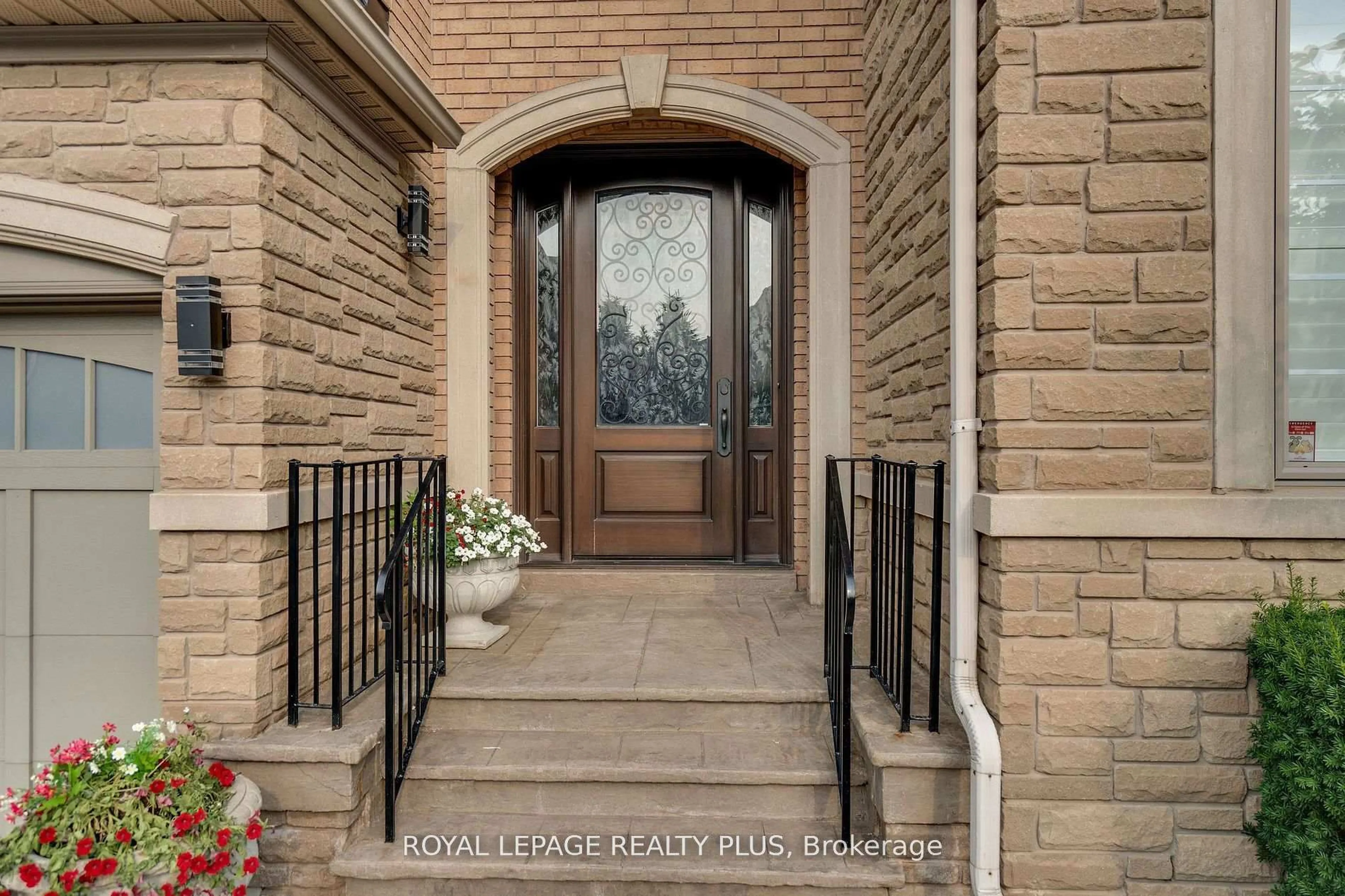 Indoor entryway for 2376 Valley Forest Way, Oakville Ontario L6H 6W9