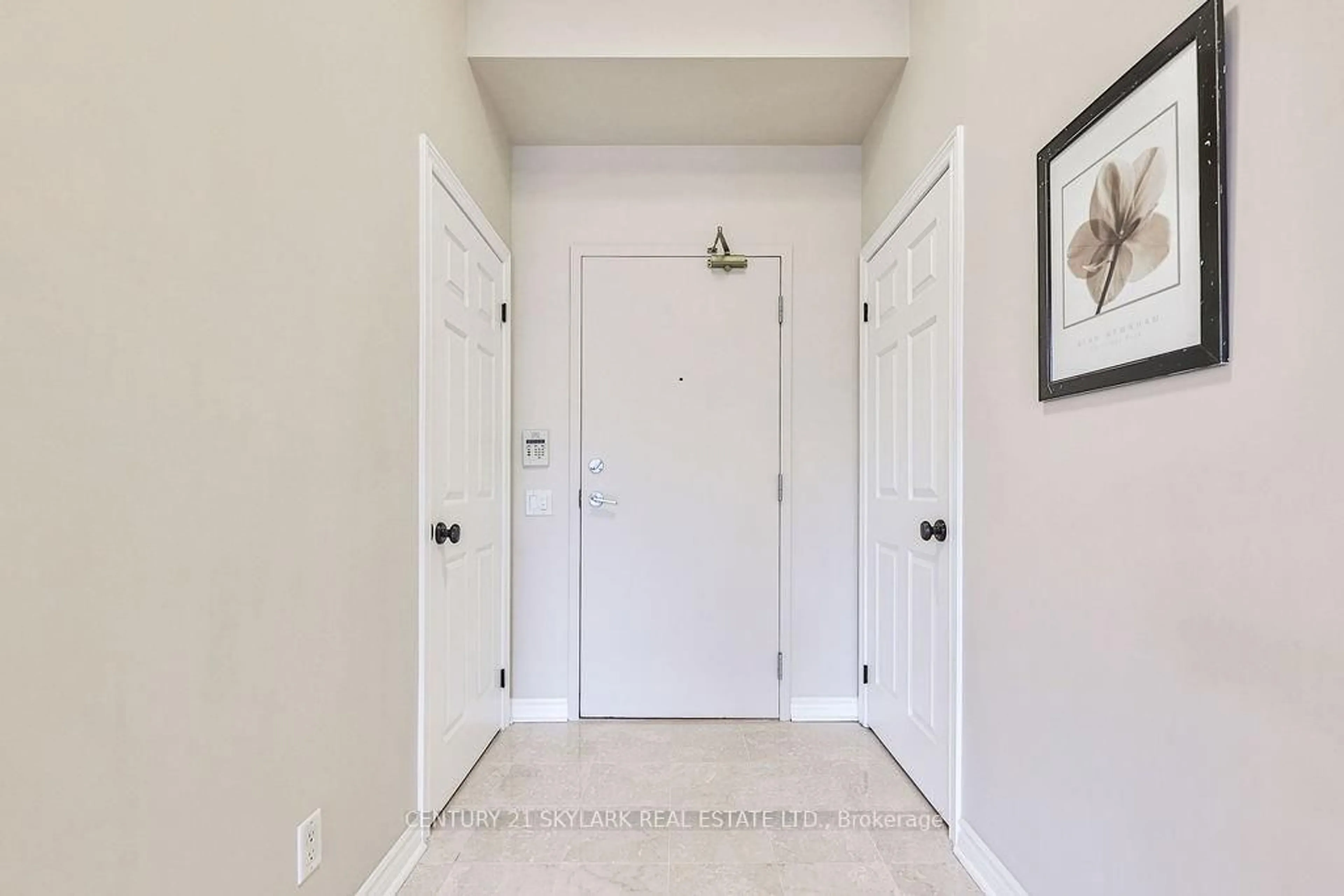 Indoor entryway for 483 Faith Dr #105, Mississauga Ontario L5R 0A1