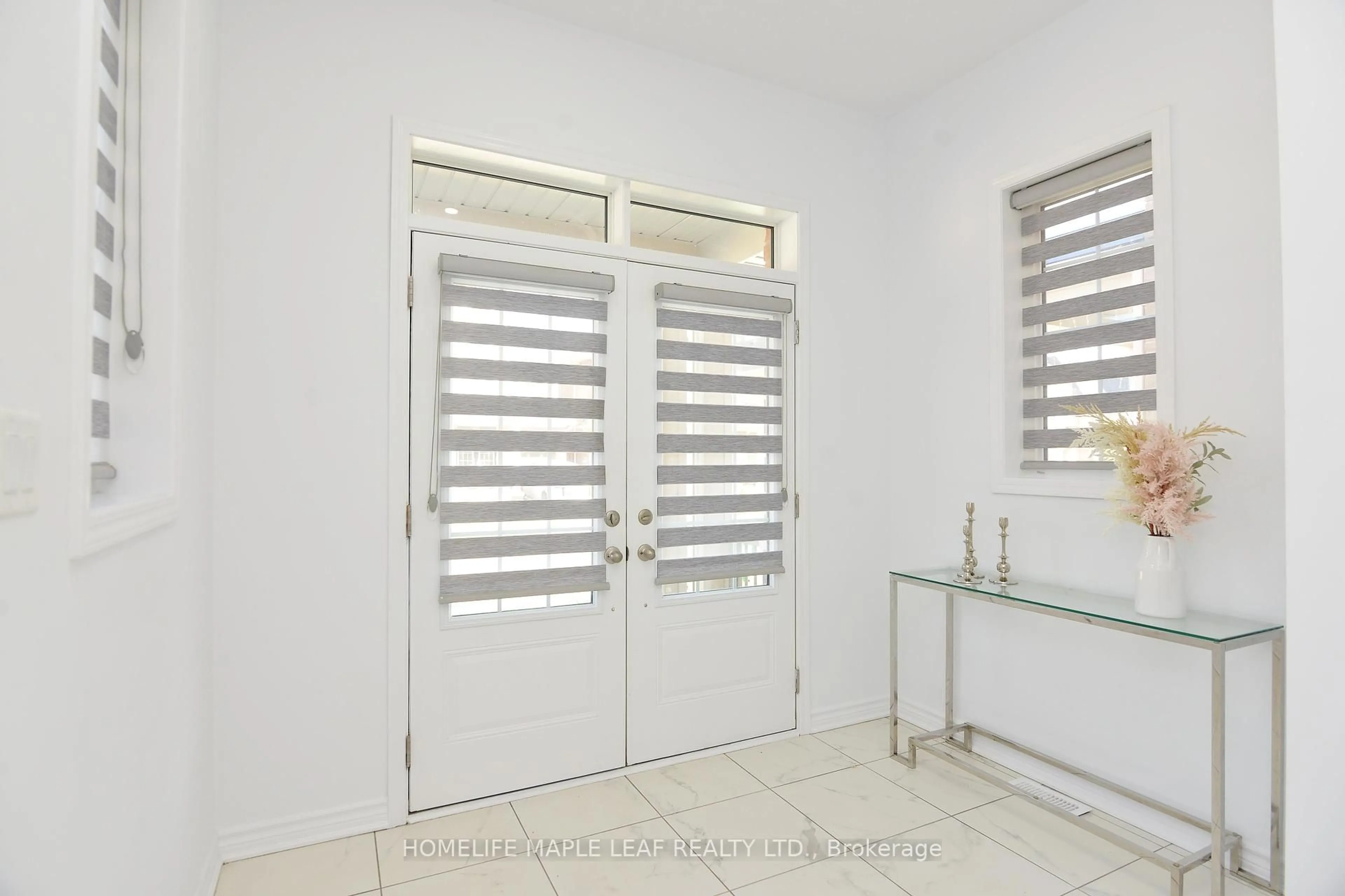 Indoor foyer for 12 Eberly Woods Dr, Caledon Ontario L7C 4H8