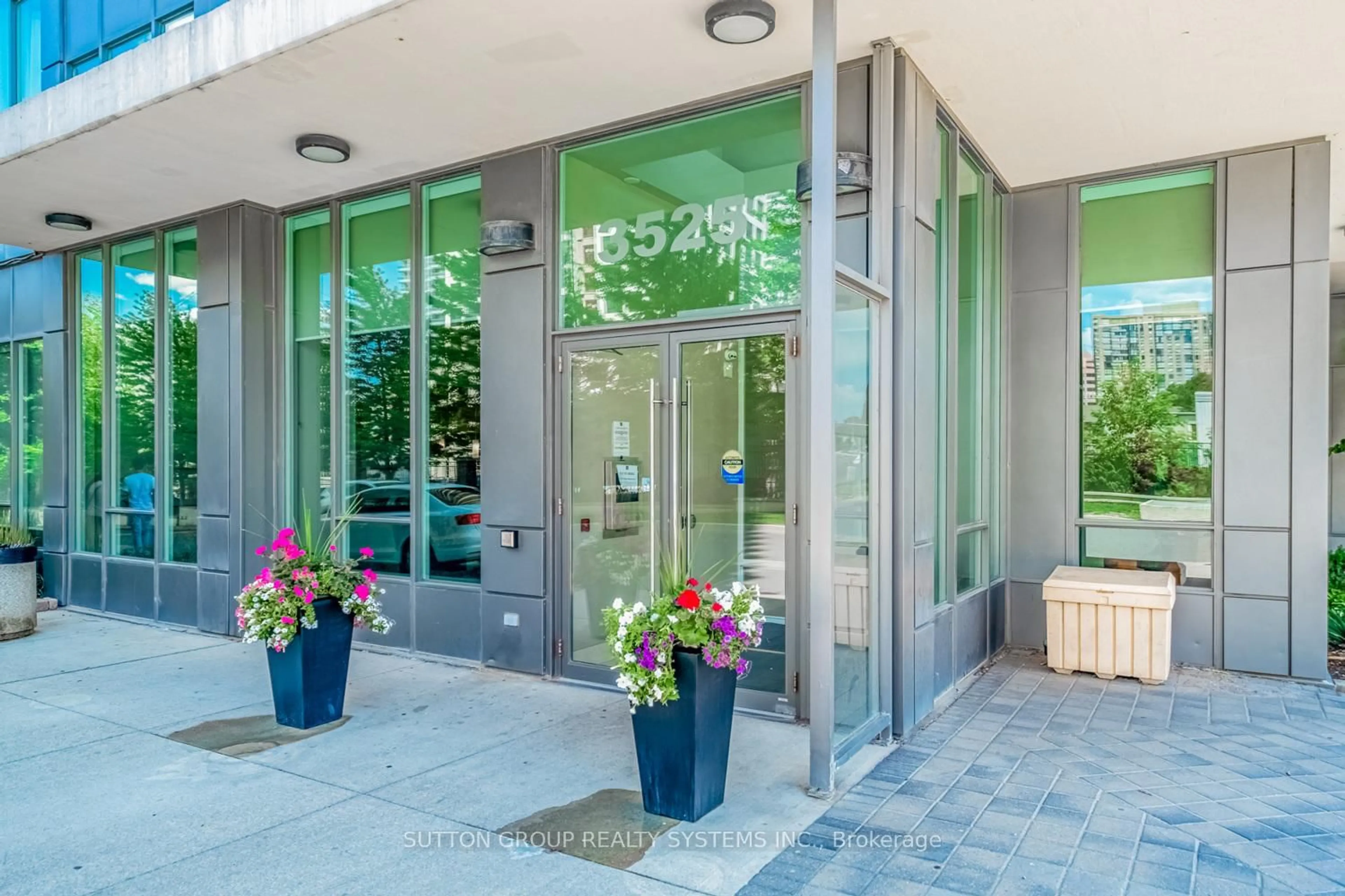 Indoor foyer for 3525 Kariya Dr #1107, Mississauga Ontario L5B 0C2