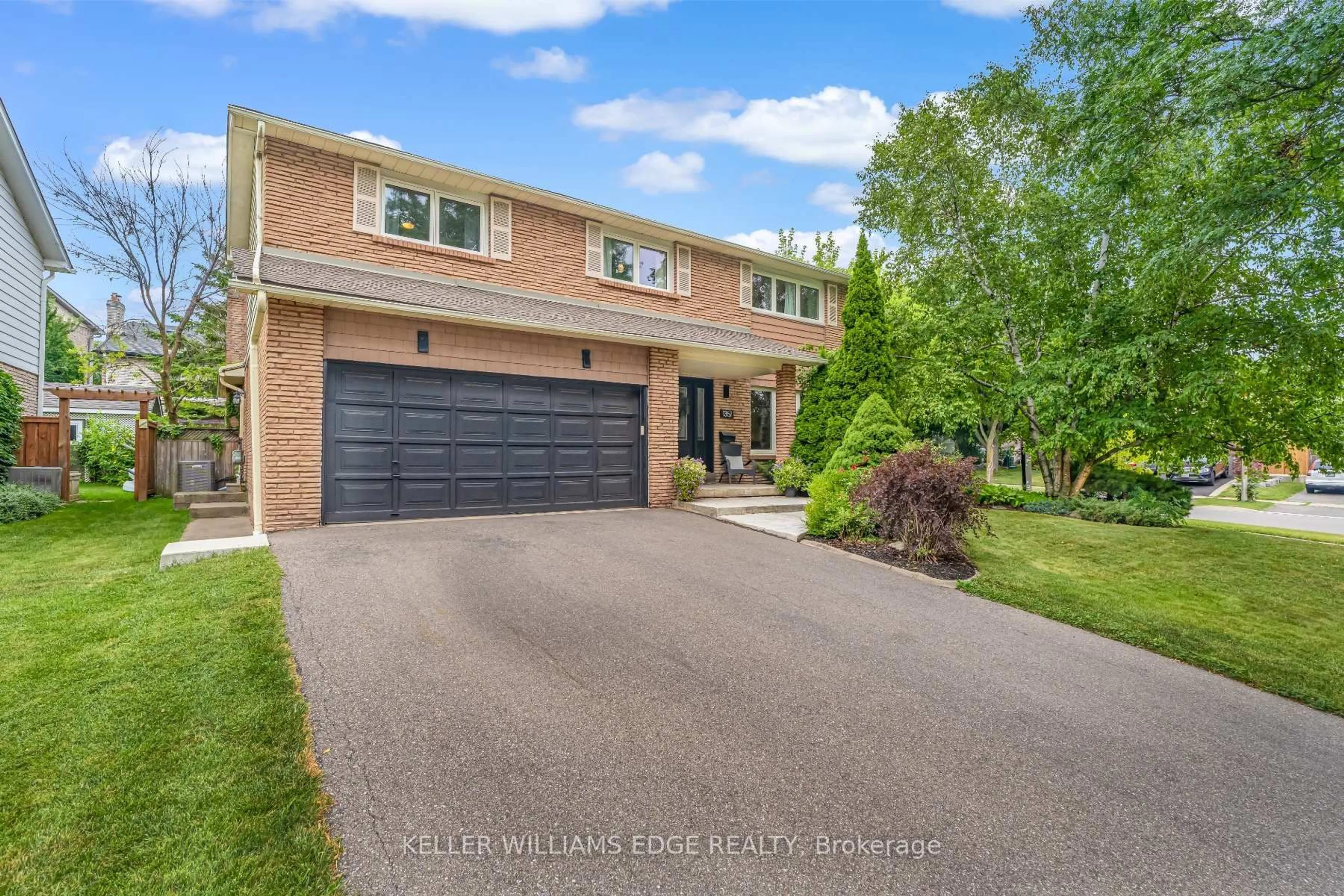 A pic from outside/outdoor area/front of a property/back of a property/a pic from drone, street for 1351 Bryanston Crt, Burlington Ontario L7P 3N7