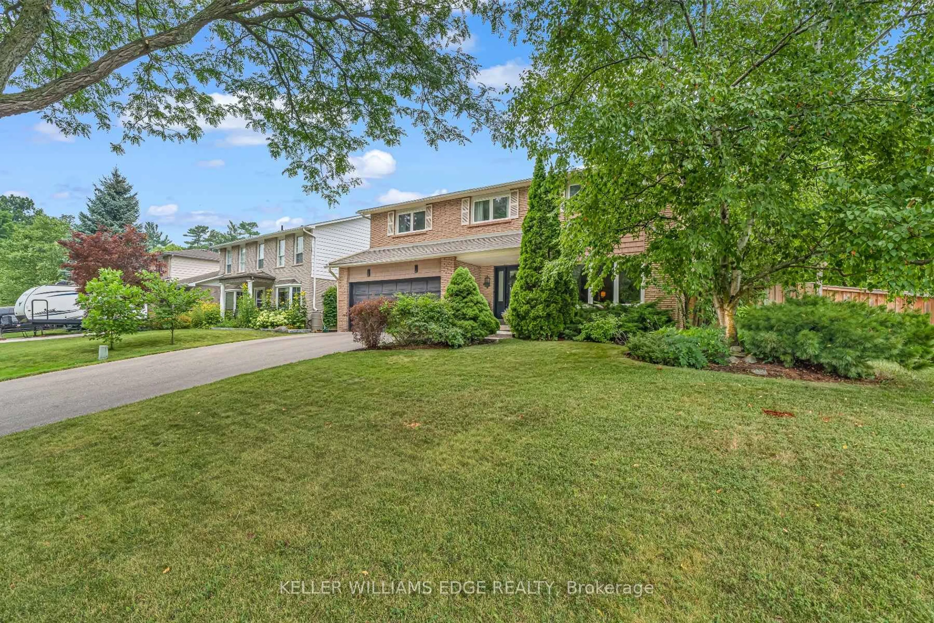 A pic from outside/outdoor area/front of a property/back of a property/a pic from drone, street for 1351 Bryanston Crt, Burlington Ontario L7P 3N7
