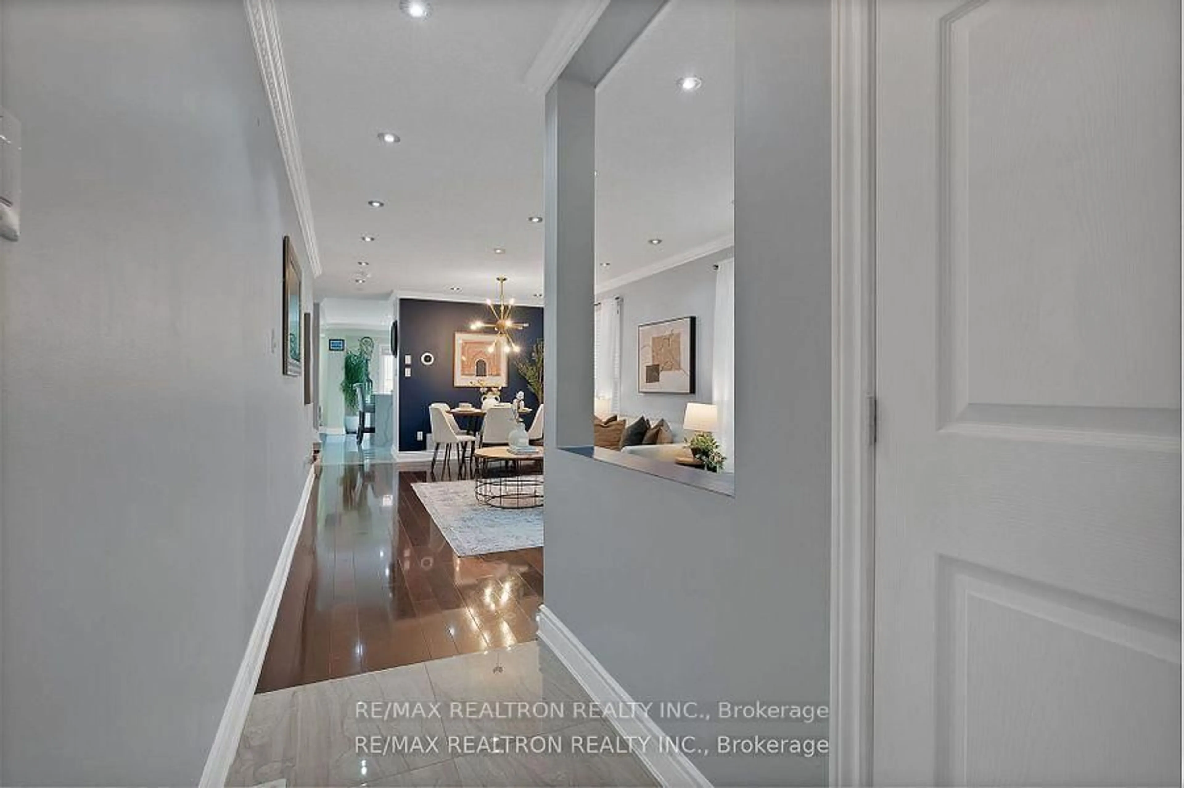 Indoor foyer for 18 Chestermere Cres, Brampton Ontario L7A 2E3